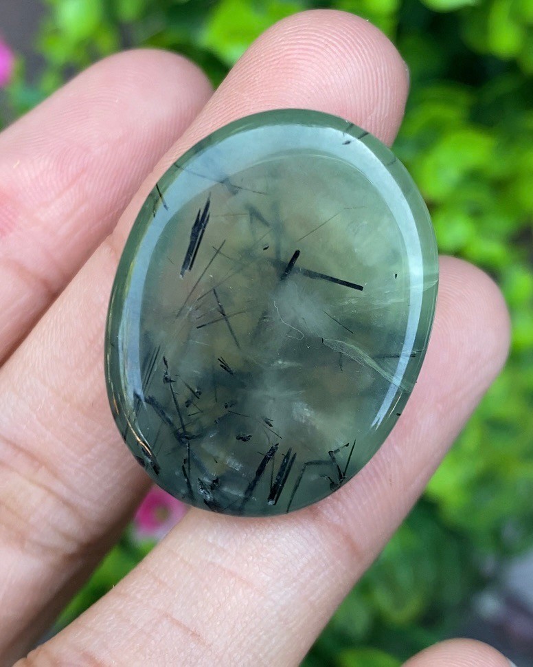 ไหมดำ พรีไนท์ Prehnite with Black tourmaline 66.75 กะรัต Cts. พลอยแท้ อัญมณีมงคลประจําวันเกิด เครื่องประดับพลอย