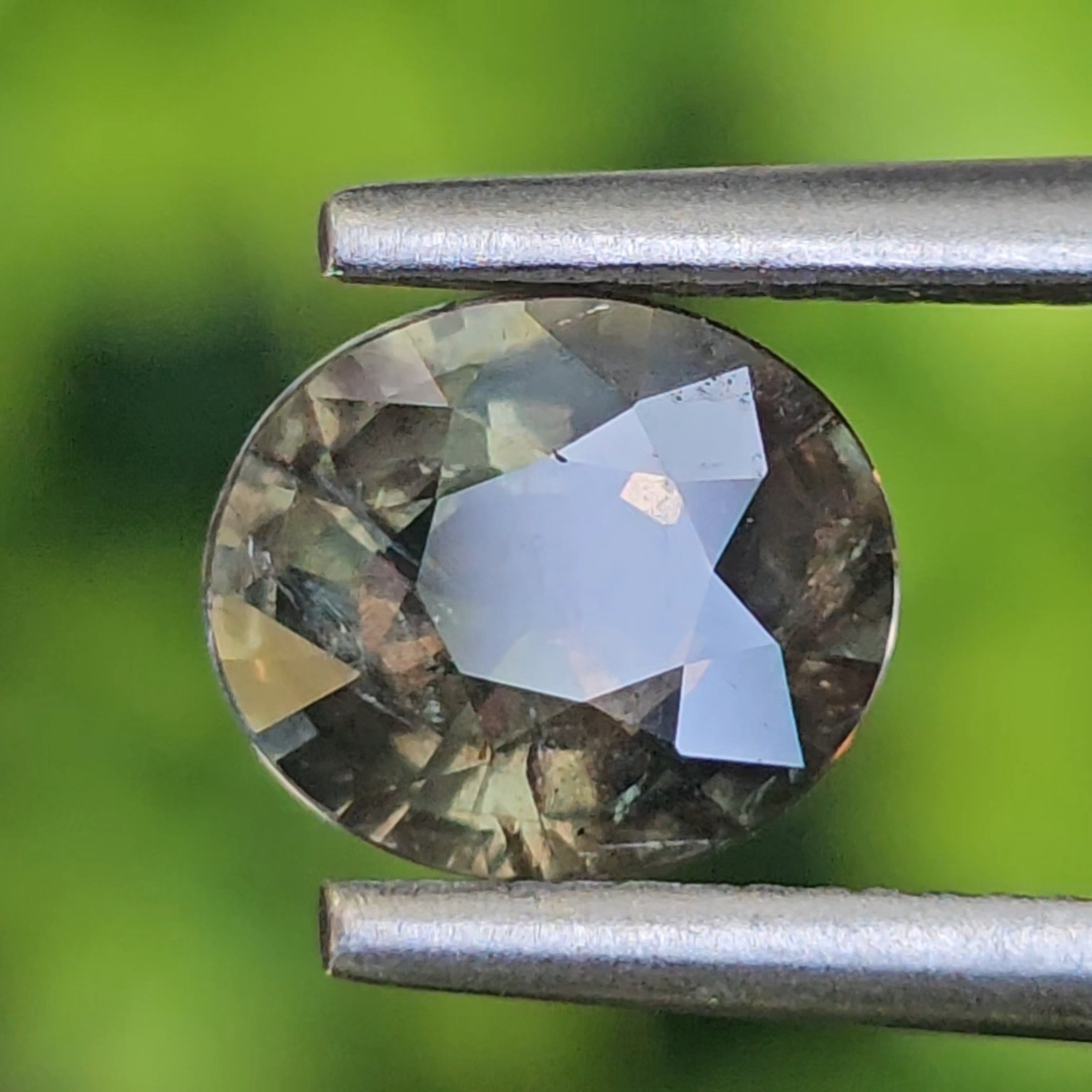 พลอย เขียวส่อง Green Sapphire 1.13 กะรัต (Cts.) ดิบ Unheated พลอยแท้ อัญมณีมงคลประจําวันเกิด เครื่องประดับพลอย