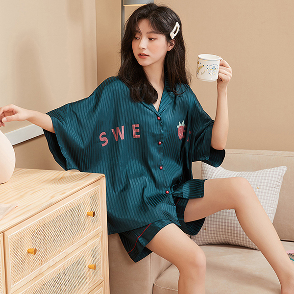 🚩พร้อมส่ง🚩ชุดนอน Silk Satin แขนสั้นขาสั้น ชุดนอนซาตินเกรดพรีเมี่ยม ผ้านุ่มลื่นละมุนผิว ใส่สบายไม่ร้อน (CT116-2)