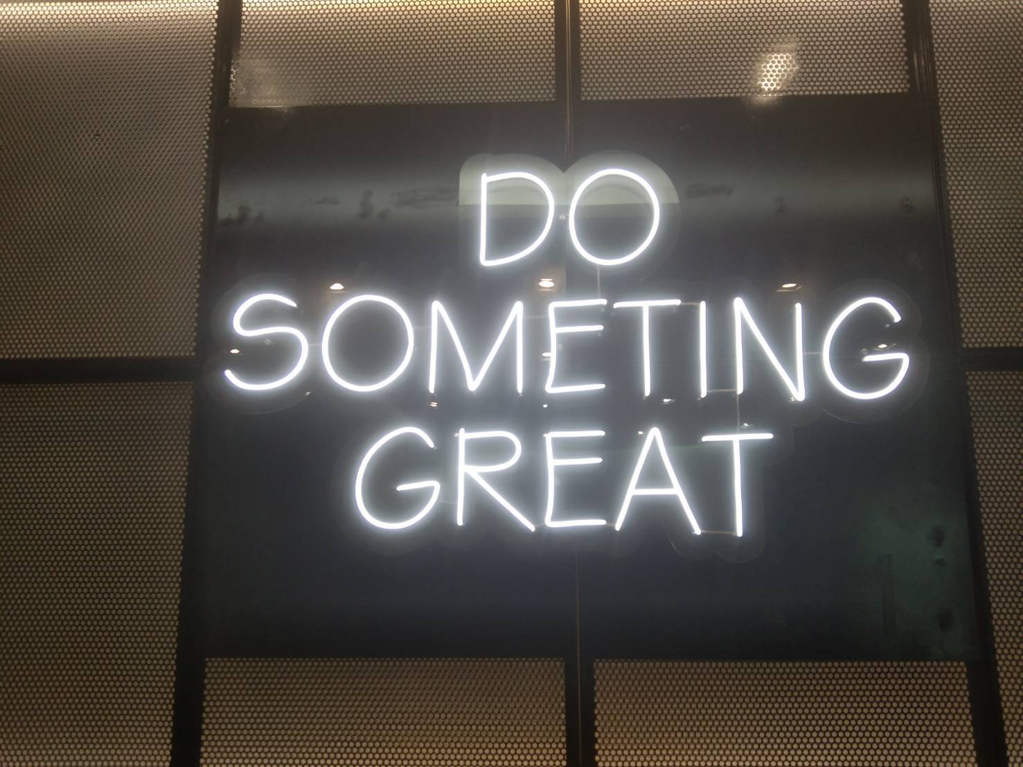 งานติดตั้งป้ายไฟนีออนดัด LED แสงสีขาว ขนาดรวม 142×78cm.