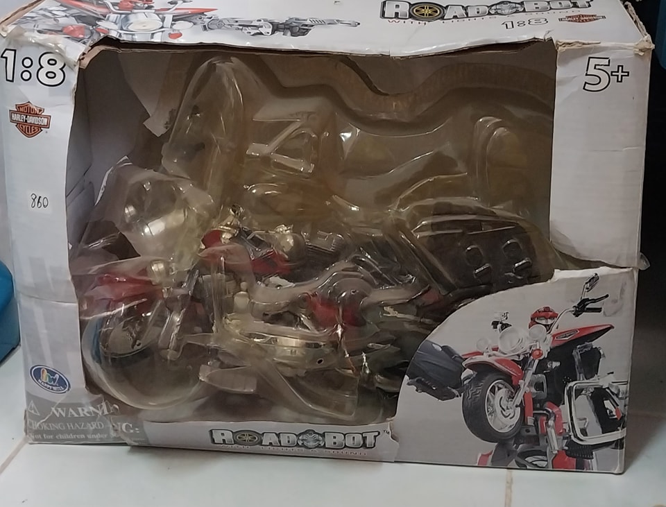 โมเดลรถแปลงเป็นหุ่น รถมอเตอร์ไซค์ Harley Davidson สภาพแกะประกอบ ***ไม่มี :-ขาตั้งรถ และปืนหาย 1 กระบอก