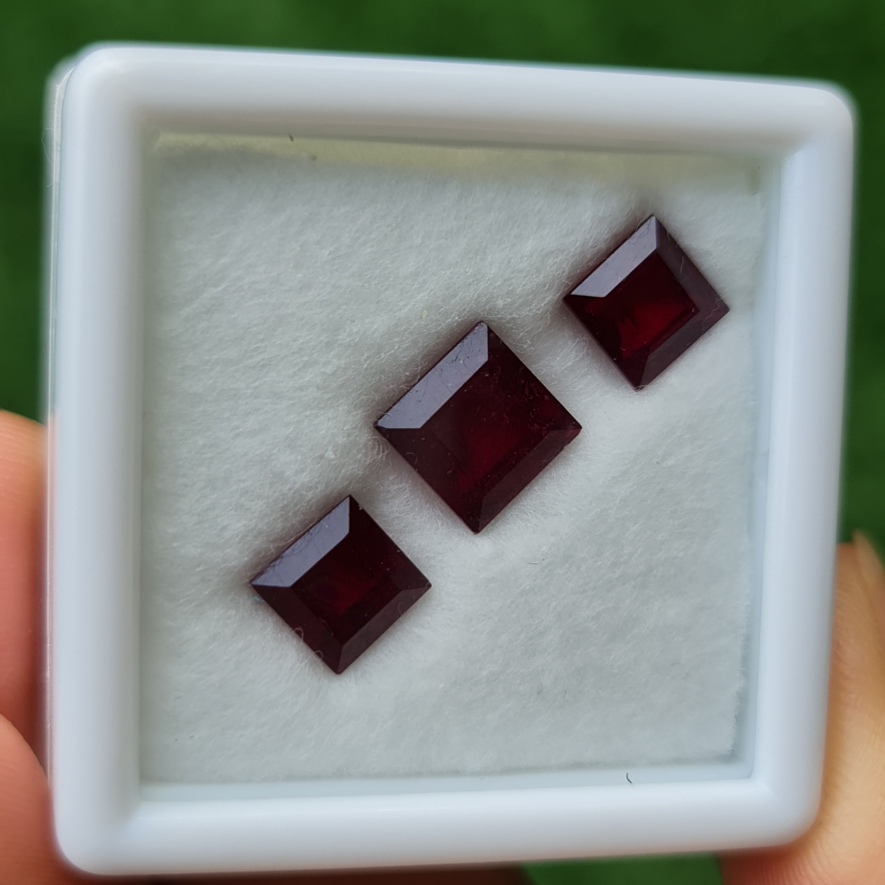 พลอย ทับทิม Ruby sapphire 3 เม็ด 7.40 กะรัต (Cts.) พลอยแท้ อัญมณีมงคลประจําวันเกิด เครื่องประดับพลอย