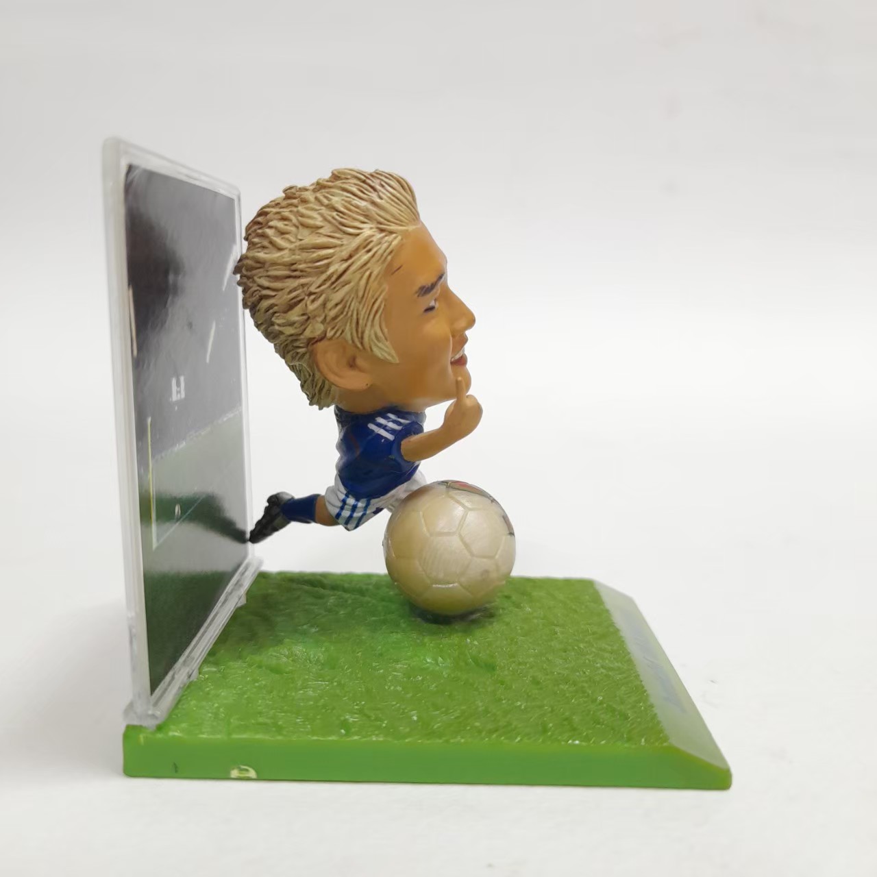ฟิกเกอร์ นักบอล ทีมญี่ปุ่น junichi inamoto(ผมทอง) ขนาดตามรูป มีฐาน มีฉาก มือสอง สภาพดีมีรอยบ้าง