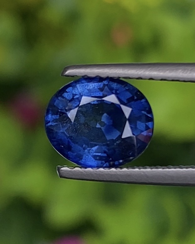 ไพลิน (Blue Sapphire) 2.15 กะรัต (Cts.) สีพิเศษ วิวิด บลู (Vivid Blue) พร้อมใบเซอร์ 2 ใบ พลอยแท้ อัญมณีมงคลประจําวันเกิด เครื่องประดับพลอย