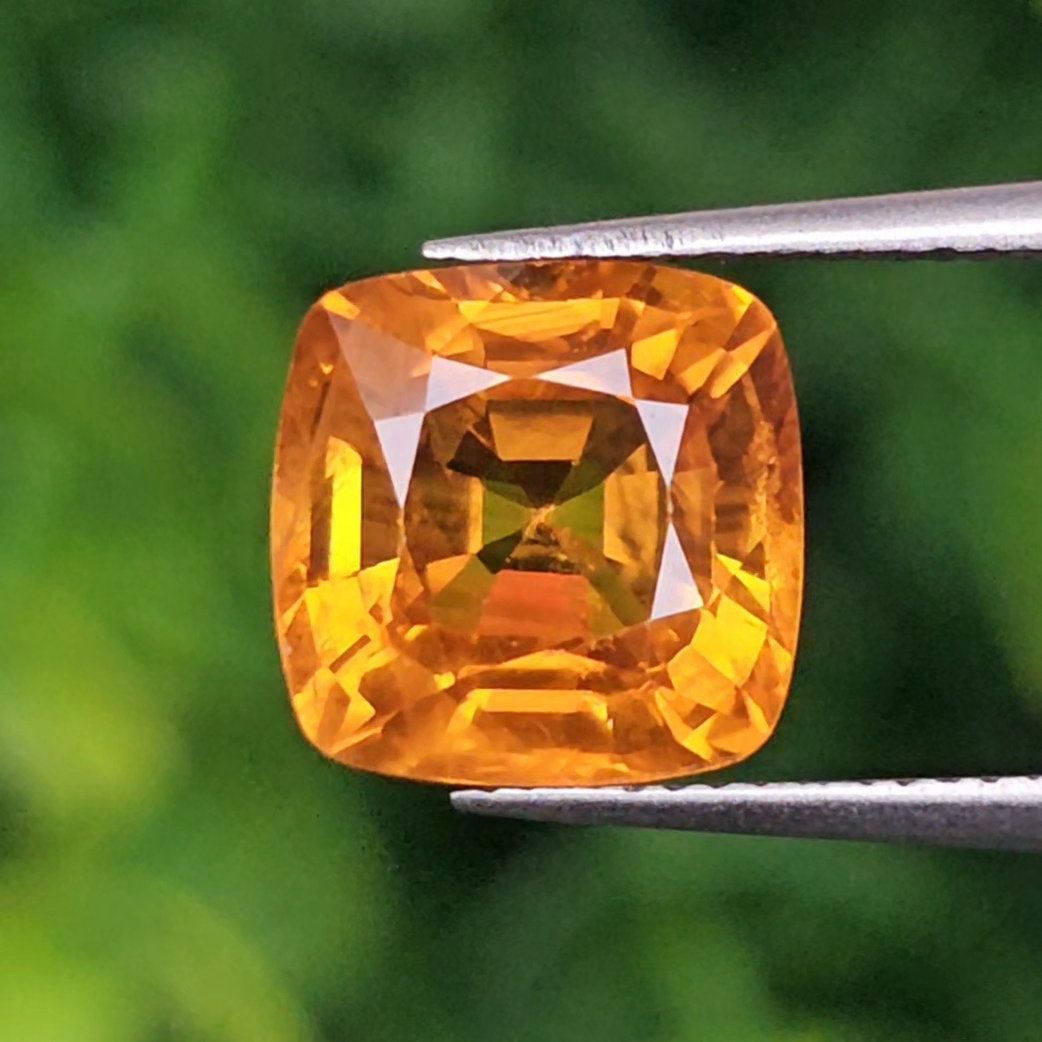 พลอย บุษราคัม Yellow Sapphire 4.00 กะรัต (Cts.) พลอยแท้ อัญมณีมงคลประจําวันเกิด เครื่องประดับพลอย