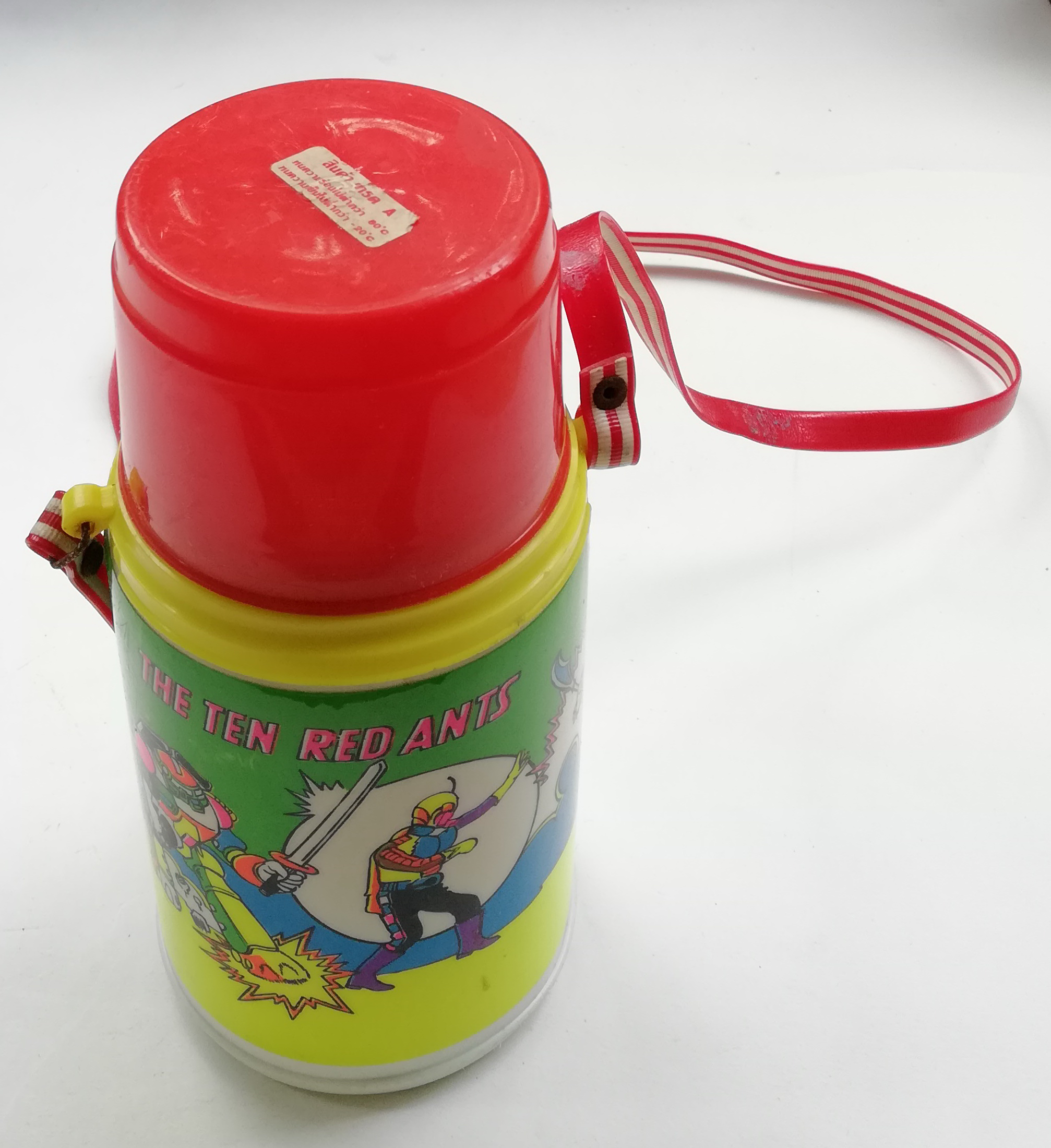 ของสะสม กระติกน้ำพลาสติกลายไอ้มดแดงต่อสู้กับสัตว์ประหลาด THE TEN RED ANTS กระติกสีเหลือง ฝาสีแดง พร้อมสายสะพายยาวสีแดงลายขาว ขนาดประมาณ8"