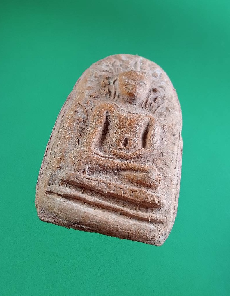 ก854 พระเปิมลำพูนเนื้อดิน หลังปั๊ม วัดพระธาตุหริภุญชัย จ.ลำพูน ปี2535