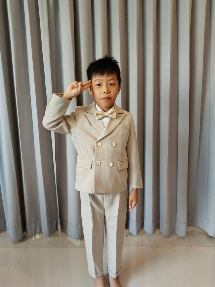 เช่า ชุดสูทเด็กชาย 4 กระดุม สีครีม ทอลายในเนื้อผ้า
