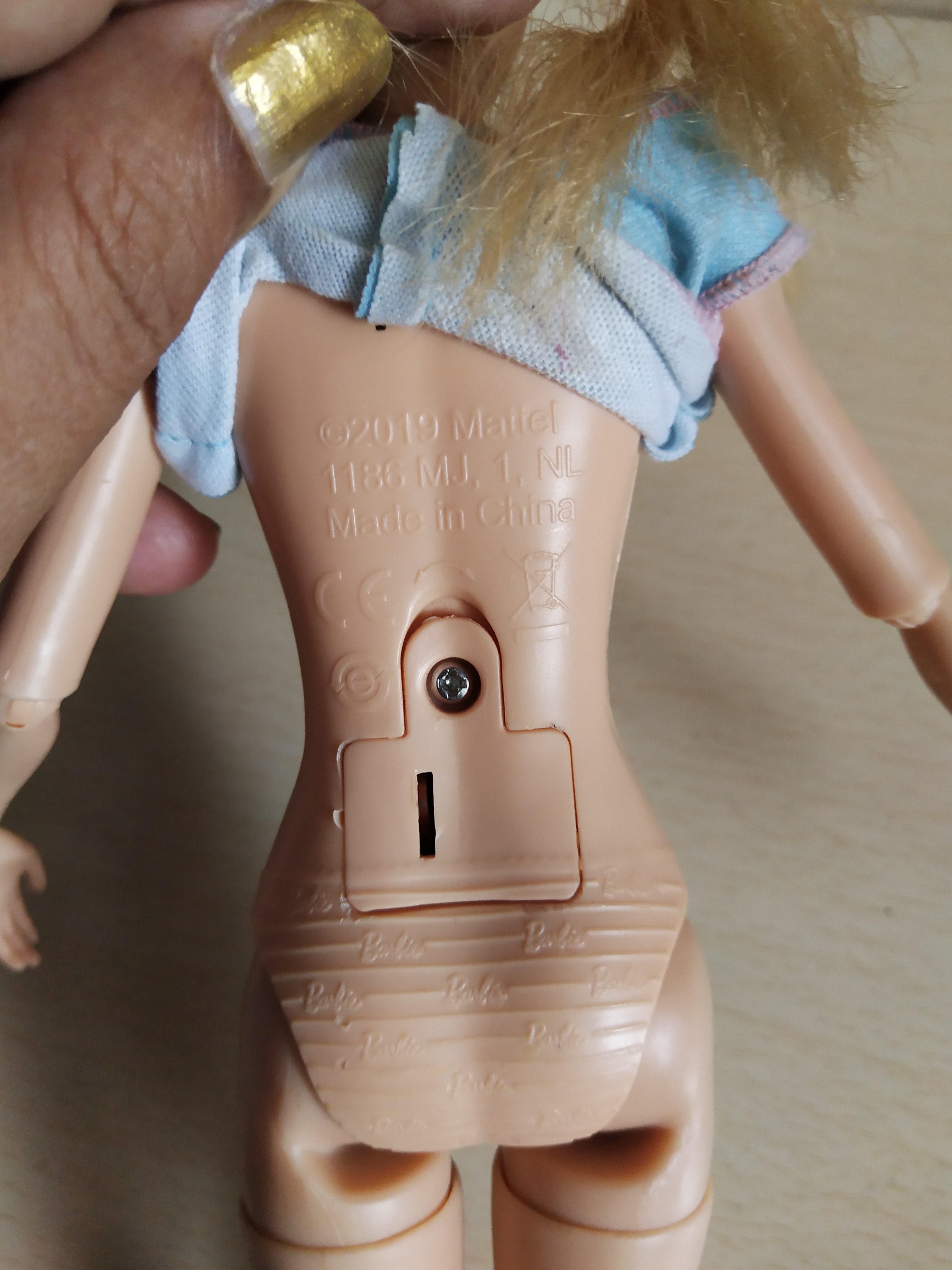 มีหลายภาพ คอมีรอยบิ่นเล็กน้อย แต่ไม่ทำให้คอโยกหรือหลวม ตามภาพ,ไม่ส่งผลต่อการโยกคลอน -ไม่หลวม ปกติ,,ไม่รวมฐาน,ตุ๊กตาบาร์บี้รุ่นโยคะมีเครื่อง แต่ระบบไฟไม่ทำงาน made_to_move มี ข้อต่อทั้งตัว Mattel China 2019 ไม่มีส่วนหลวม