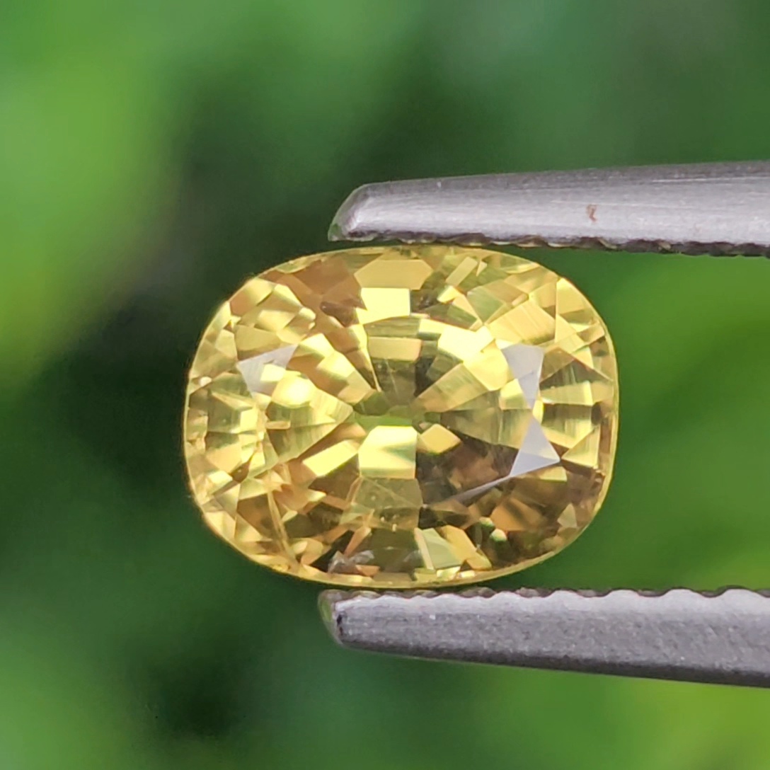 พลอย บุษราคัม yellow sapphire 1.17 กะรัต (Cts.) ดิบ (Unheated) พร้อมใบเซอร์ พลอยแท้ อัญมณีมงคลประจําวันเกิด เครื่องประดับพลอย