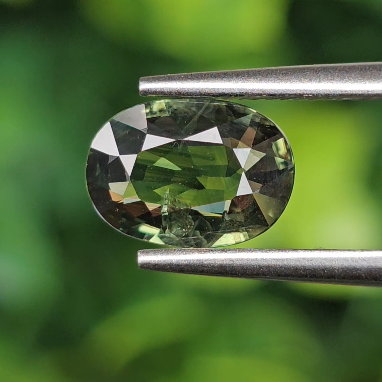 พลอย เขียวส่อง Green Sapphire 1.43 กะรัต (Cts.) พลอยแท้ อัญมณีมงคลประจําวันเกิด เครื่องประดับพลอย