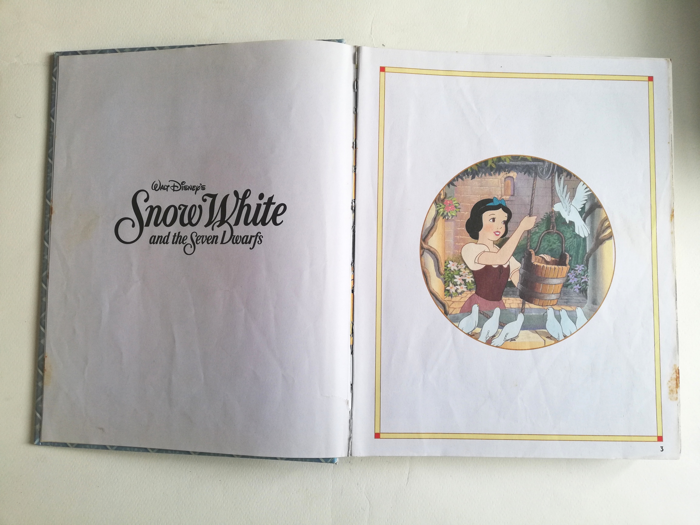 หนังสือนิทานดิสนีย์เก่า **มีตำหนิหลายจุดในบทแรกๆ ปกหลังหลุดจากสัน หนังสือเล่มใหญ่ ปกแข็ง ประกอบด้วย: สโนว์ไวท์กับคนแคระทั้งเจ็ด, โรบินฮู้ด, ซินเดอเรลล่า, ทาร์ซาน, ศักดิ์ศรีของซิมบ้า, มู่หลาน, เฮอร์คิวลิส, บั๊กไลฟ์