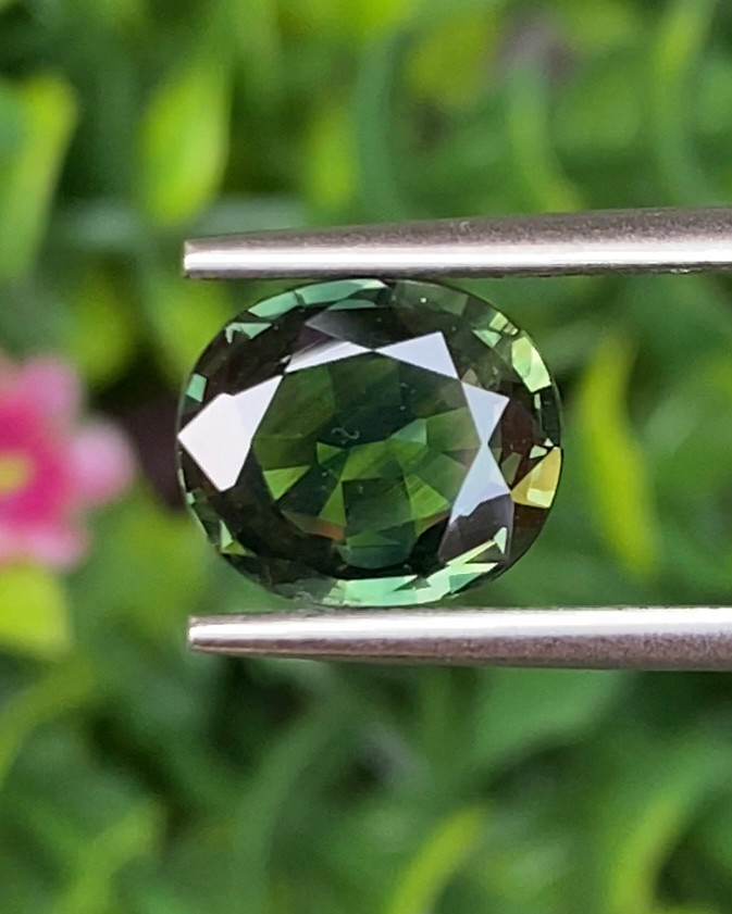 พลอย เขียวส่อง Green Sapphire ดิบ Unheated 2.38 กะรัต (Cts.) พลอยแท้ อัญมณีมงคลประจําวันเกิด เครื่องประดับพลอย