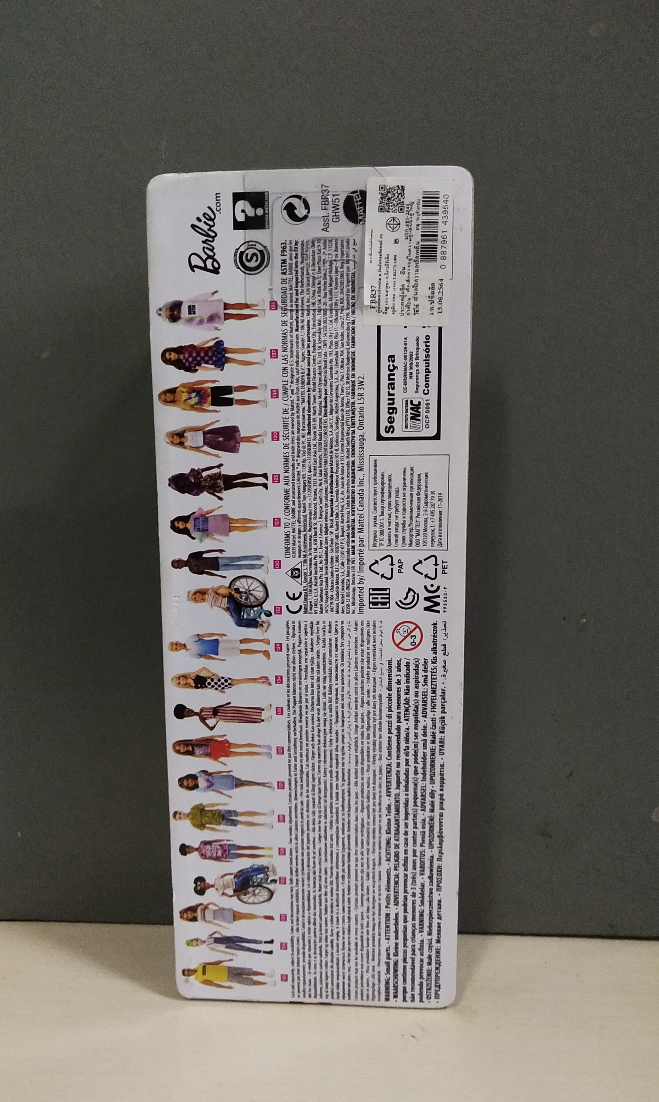 มีหลายภาพ ตุ๊กตาบาร์บี้เป็นโรคด่างขาว the Barbie Fashionistas Doll #135, notable for featuring vitiligo.