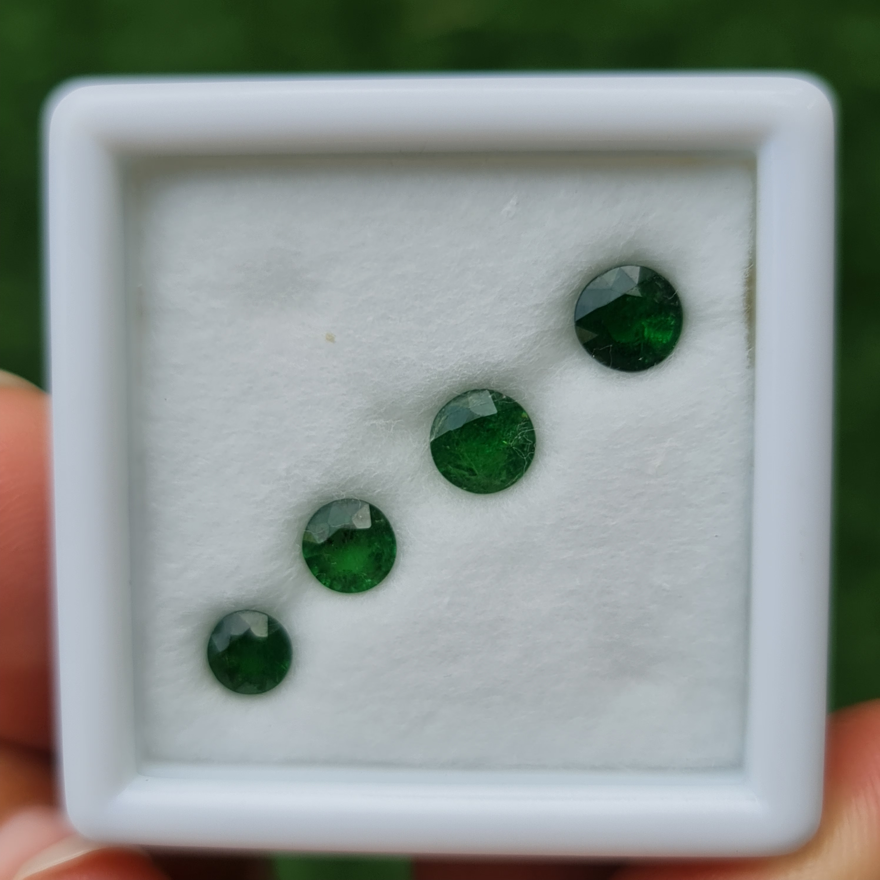พลอย ซาโวไรท์ Tsavorite Garnet 2.78 กะรัต (Cts.) 4 เม็ด พลอยแท้ อัญมณีมงคลประจําวันเกิด เครื่องประดับพลอย