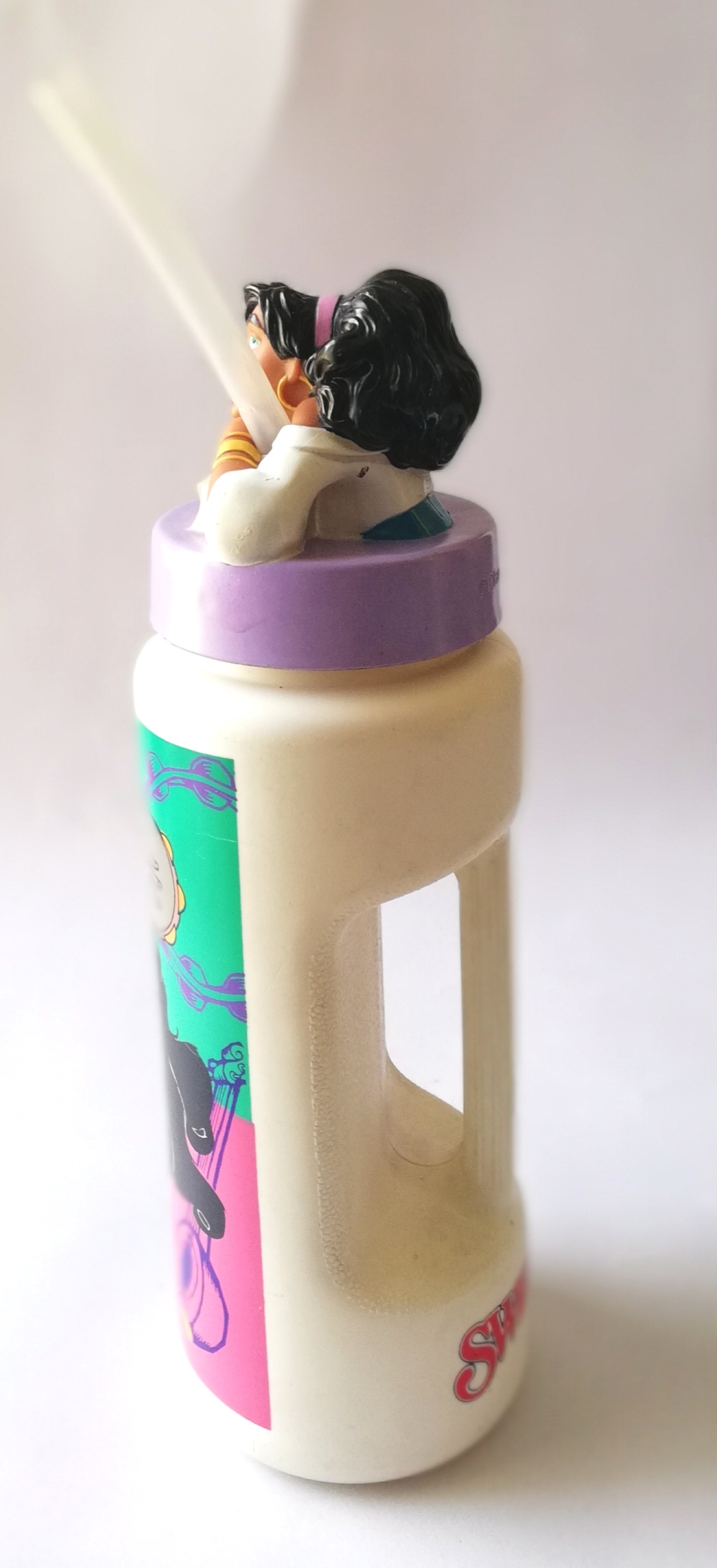 ขวดน้ำลาย ดิสนีย์"คนคร่อมแห่งน็อธเธอร์ดาม, พร้อมท็อปเปอร์ เอสเมอรัลด้า" งานเก่าสะสม จาก สเว็นเซ็น Swensen **มีรอยเปื้อน ตามภาพ