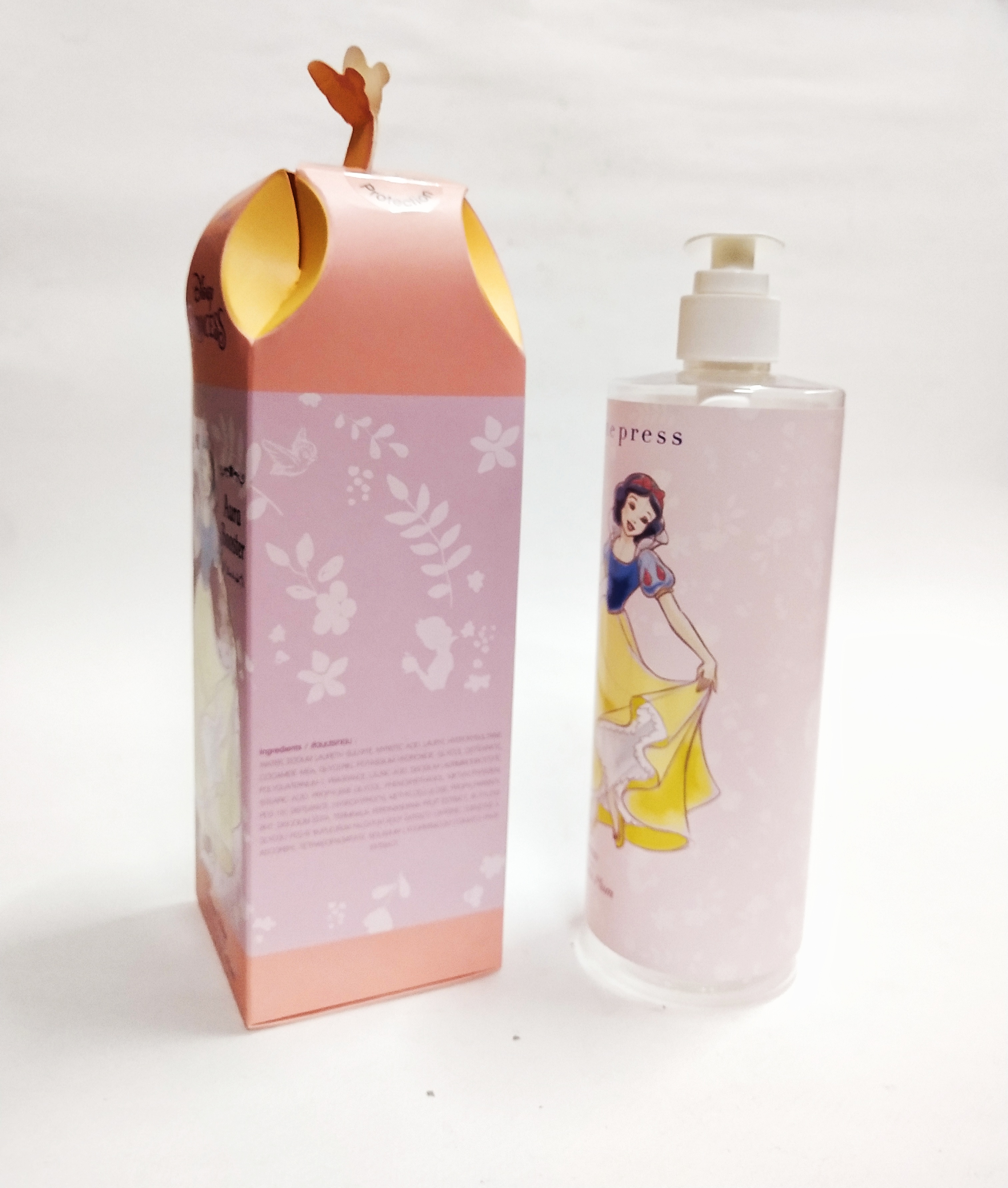 แพ็คเกจสะสม กล่องและขวดเปล่าสบู่เหลว ลาย เจ้าหญิงดิสนีย์ สโนไวท์ เป็นงานลายเส้นการ์ตูน ***ขวดสบู่เทสบู่ออก ไม่ล้าง บริเวณด้านบนที่เปิดกล่องกระดาษ จะมีรอยพับจากการเปิด-ปิด กล่อง ขนาดตามภาพ
