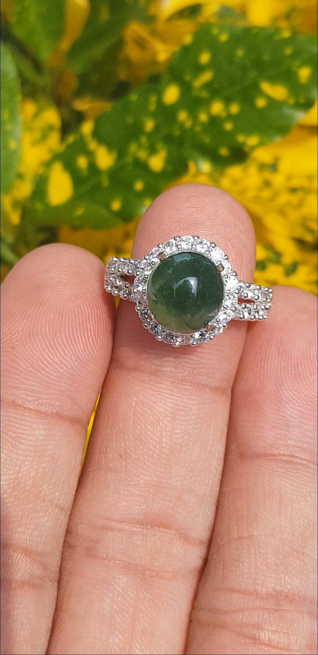 หยก พม่า แท้ Jade แหวนหยก 翡翠戒指 (Jadeite ring) 3.34 กะรัต (Cts.) (Size) 55 ดิบ ไม่ผ่านการปรับปรุง (Type A) พม่า (Myanmar)