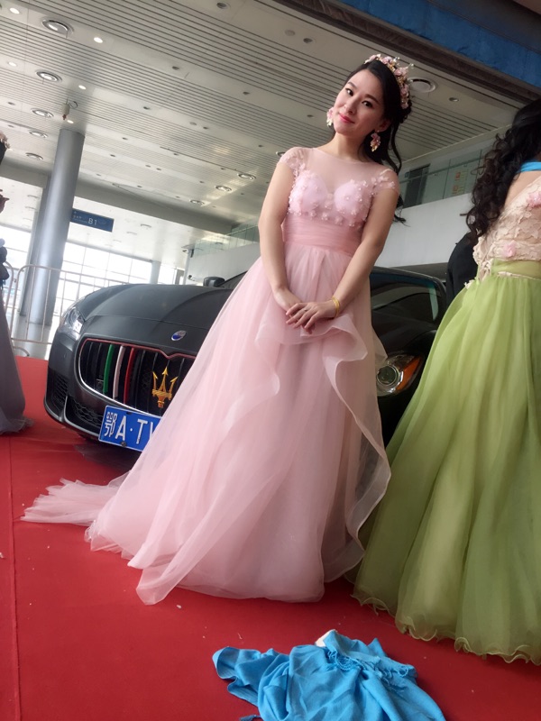 Pre-order ชุดแฟนซี ชุดเจ้าสาว ชุดราตรียาว สีชมพู แขนสั้น ซีทรู แต่งคริสตัลช่วงบน กระโปรงยาว ซิปหลัง