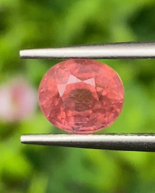 พลอย ออเรนจ์ แซฟไฟร์ Orange Sapphire 2.33 กะรัต (Cts.) พร้อมใบเซอร์ พลอยแท้ อัญมณีมงคลประจําวันเกิด เครื่องประดับพลอย