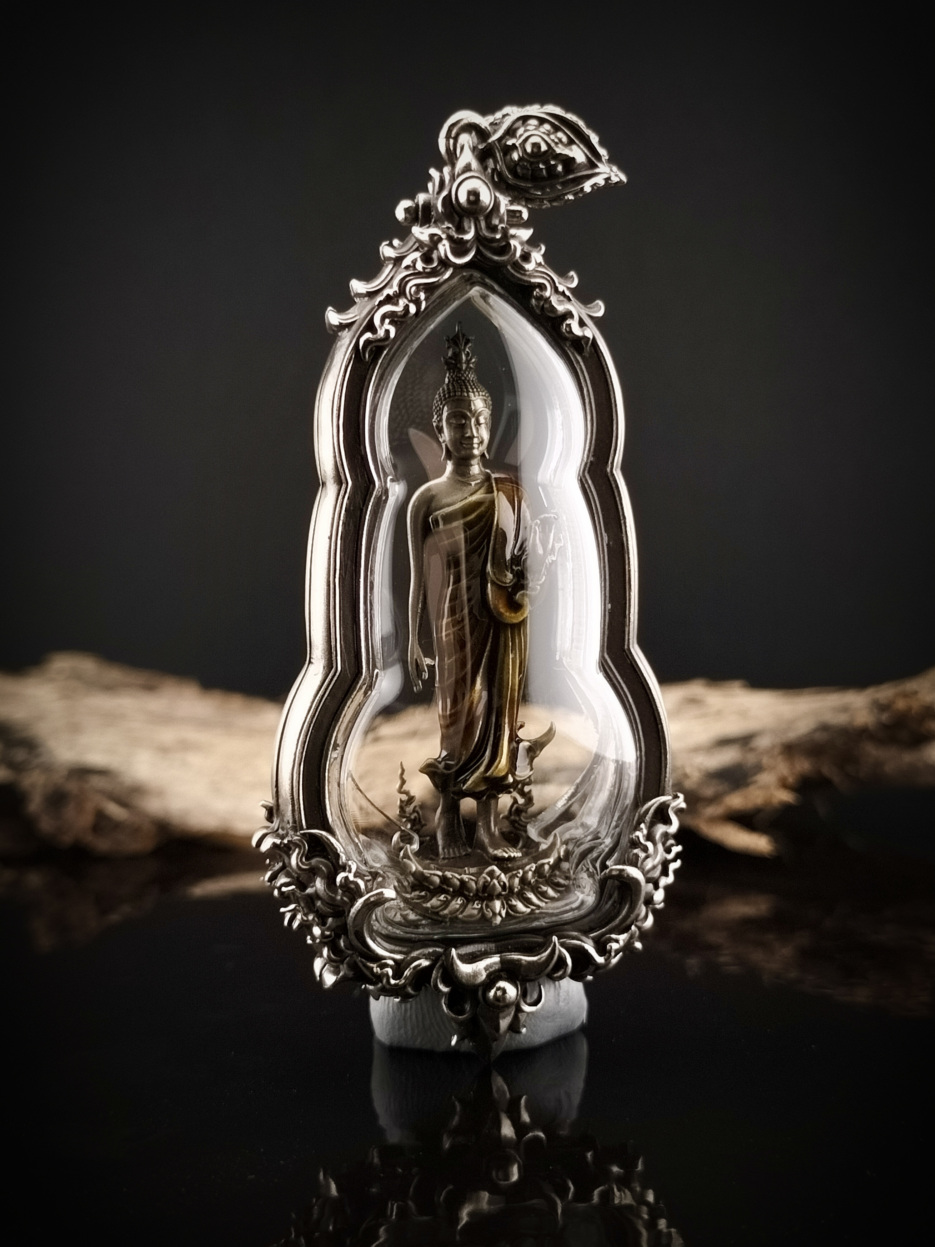 พระพุทธศิริสุขมั่นคงทรัพย์พร้อมเลี่ยมกรอบ รหัส 5 เนื้อไวท์บรอนซ์ซาตินลงยาจีวร