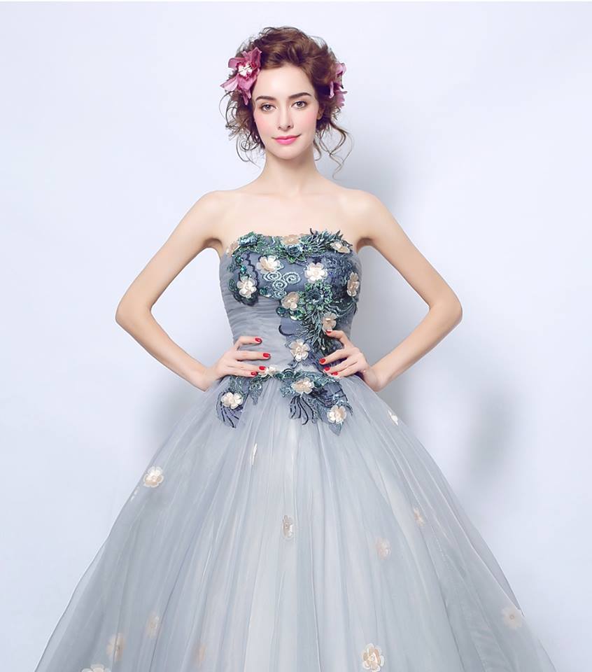 Pre-order ชุดแฟนซี ชุดราตรียาว เกาะอก สีน้ำเงิน แต่งดอกช่วงอกและเอว กระโปรงพองสวย สไตล์เจ้าหญิง