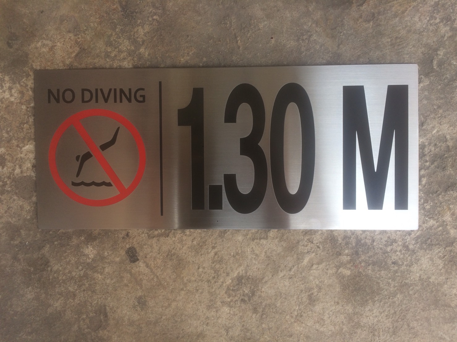 ป้ายแสตนเลสแฮร์ไลน์ กัดกรด - ความลึกสระน้ำ