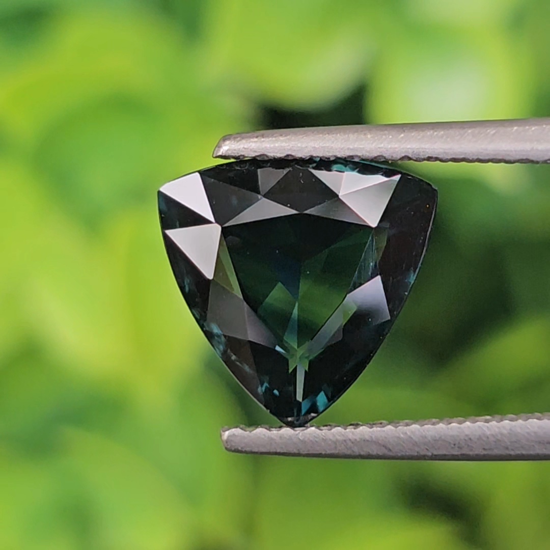 พลอย แซฟไฟร์สีน้ำเงินอมเขียว Teal Sapphire 2.70 กะรัต (Cts.) พลอยแท้ อัญมณีมงคลประจําวันเกิด เครื่องประดับพลอย