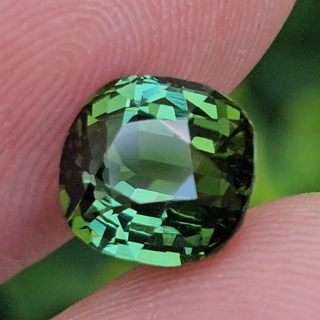 พลอย กรีน ทัวร์มารีน (Green Tourmaline) 2.85 กะรัต (Cts.) อัญมณีมงคลประจําวันเกิด เครื่องประดับพลอย