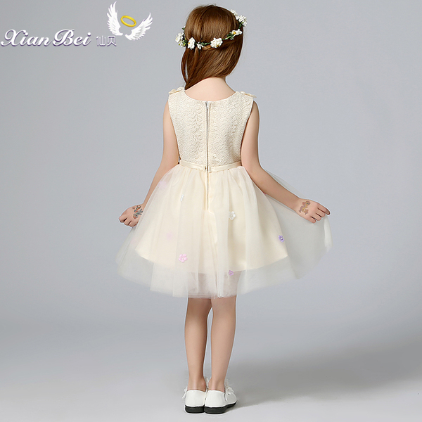 Pre-Order ชุดราตรีเด็ก สไตล์เจ้าหญิง แขนกุด สีแชมเปญ แต่งอกด้วยลูกไม้ และดอกไม้สามมิติ คาดโบว์ที่เอว กระโปรงตาข่าย เป็นชั้น ๆ ซิปหลัง