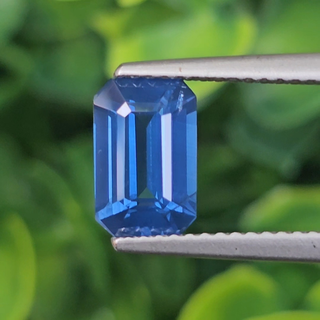 พลอย ไพลิน (Blue Sapphire) 2.11 กะรัต (Cts.) สีพิเศษ คอนฟลาวเวอร์ บลู (Cornflower Blue) พลอยแท้ อัญมณีมงคลประจําวันเกิด เครื่องประดับพลอย