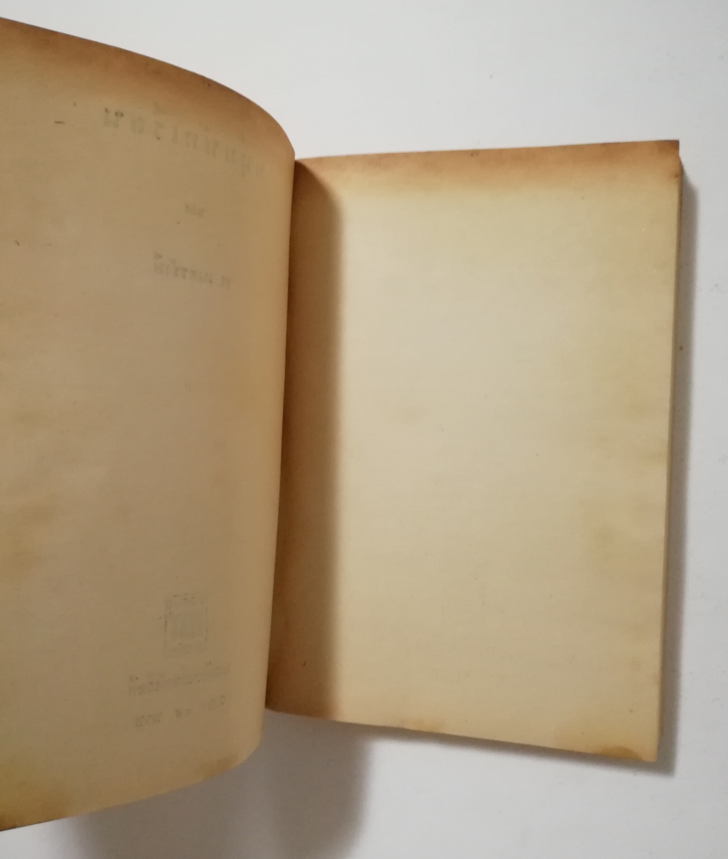 หนังสือเก่า นิยายเชิงอัตชีวประวัติของ พ.เนตรรังษี "หนุ่มนักเรียน" พร้อมภาพประกอบในเล่ม ปีที่พิพม์ ตุลาคม 2526 **มีตำหนิตามภาพ