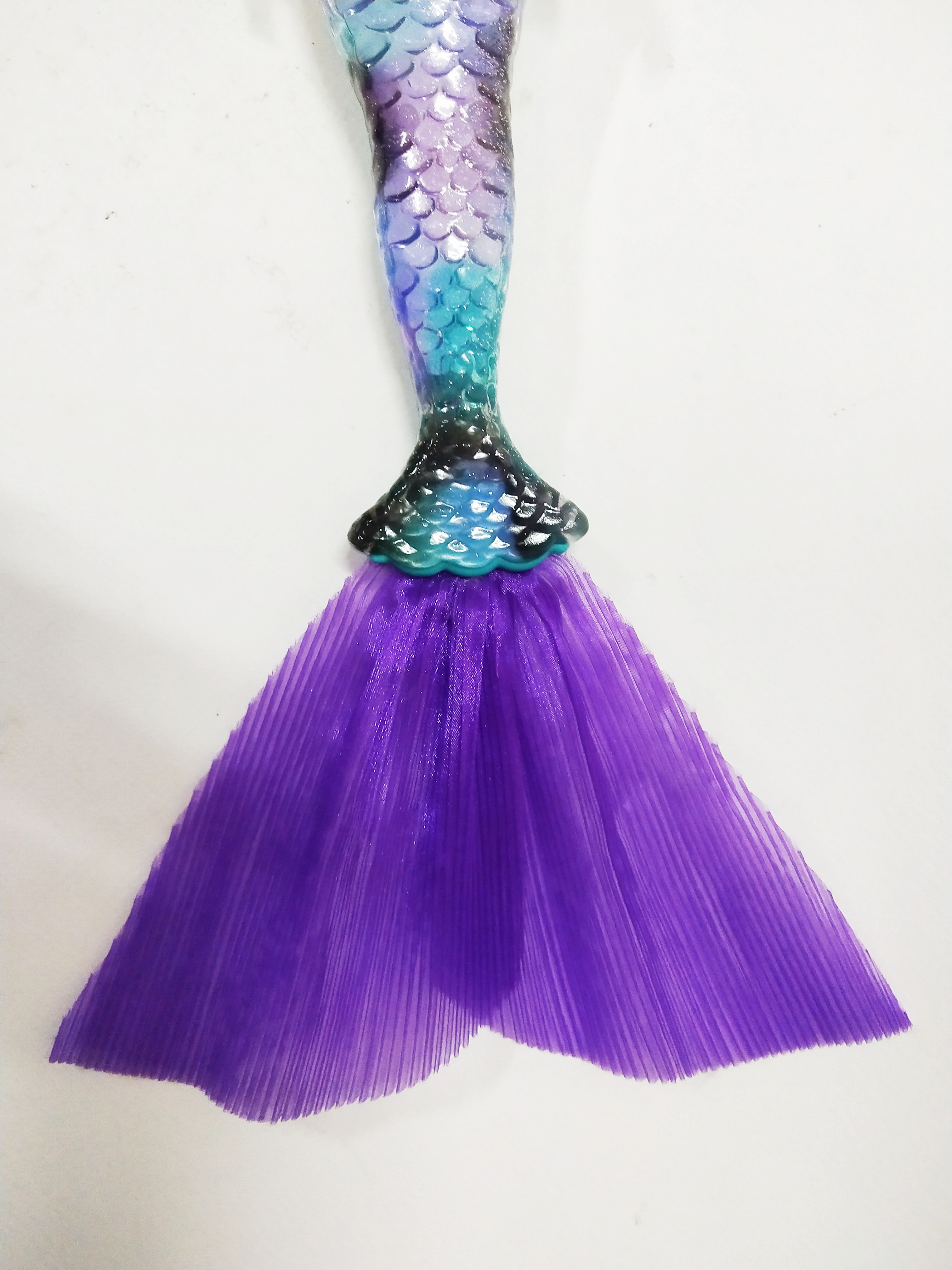 ตุ๊กตาบาร์บี้นางเงือกเปลี่ยนสี รุ่น Mattel Barbie Color Reveal Mermaid, สามารถเปลี่ยนหางกับหางของตัวอื่นๆใน Collection เดียวกันได้, บริเวณหน้าผากและเหลือคิ้วและสันจมูกเมื่อโดนน้ำเย็นจะเป็นลายตามภาพ , บริเวณผมตรงสีเข้มเมื่อโดนน้ำเย็นจะกลายเป็นสีม่วง