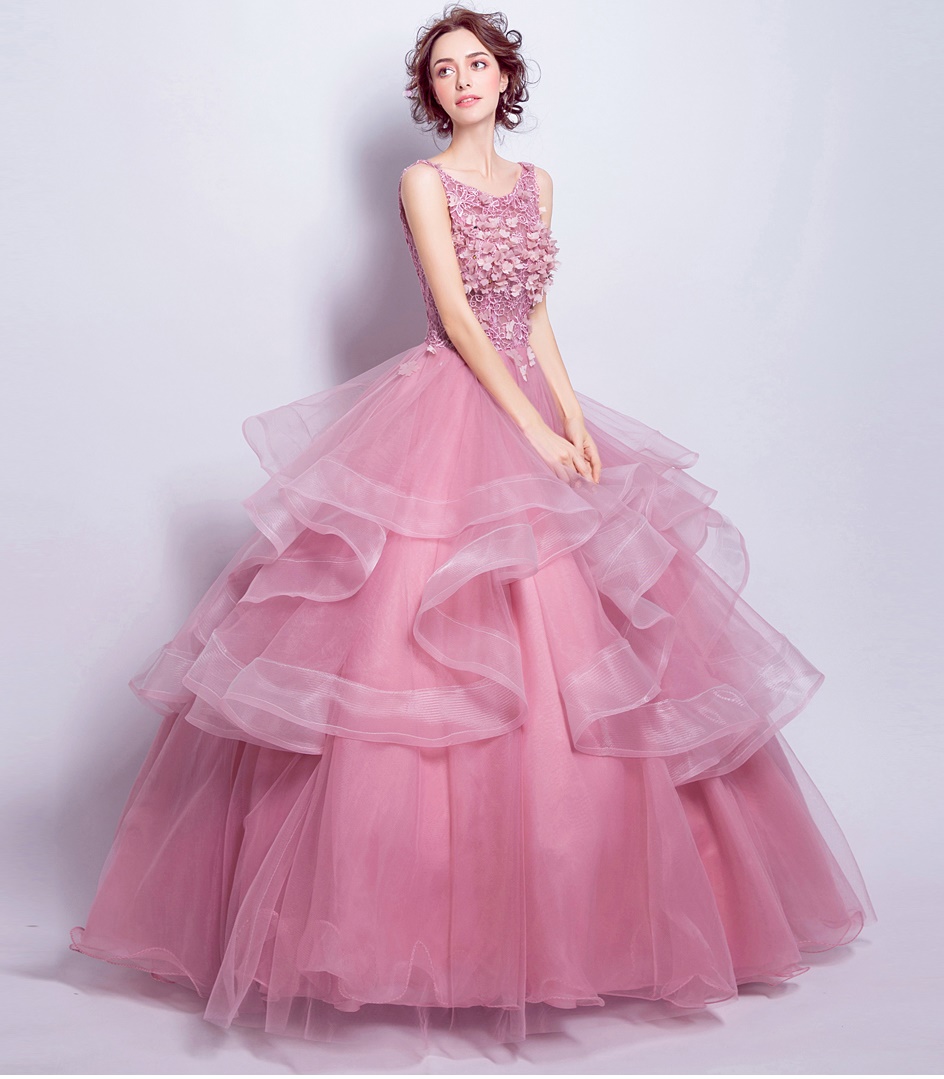 Pre-order ชุดแฟนซี ชุดเจ้าสาว ชุดราตรียาว สีชมพู แขนกุด แต่งผ้าลูกไม้ ประด้บด้วยดอกไม้สามมิติ กระโปรงเป็นชั้น พองสวย สไตล์เจ้าหญิง เชือกผูกหลัง