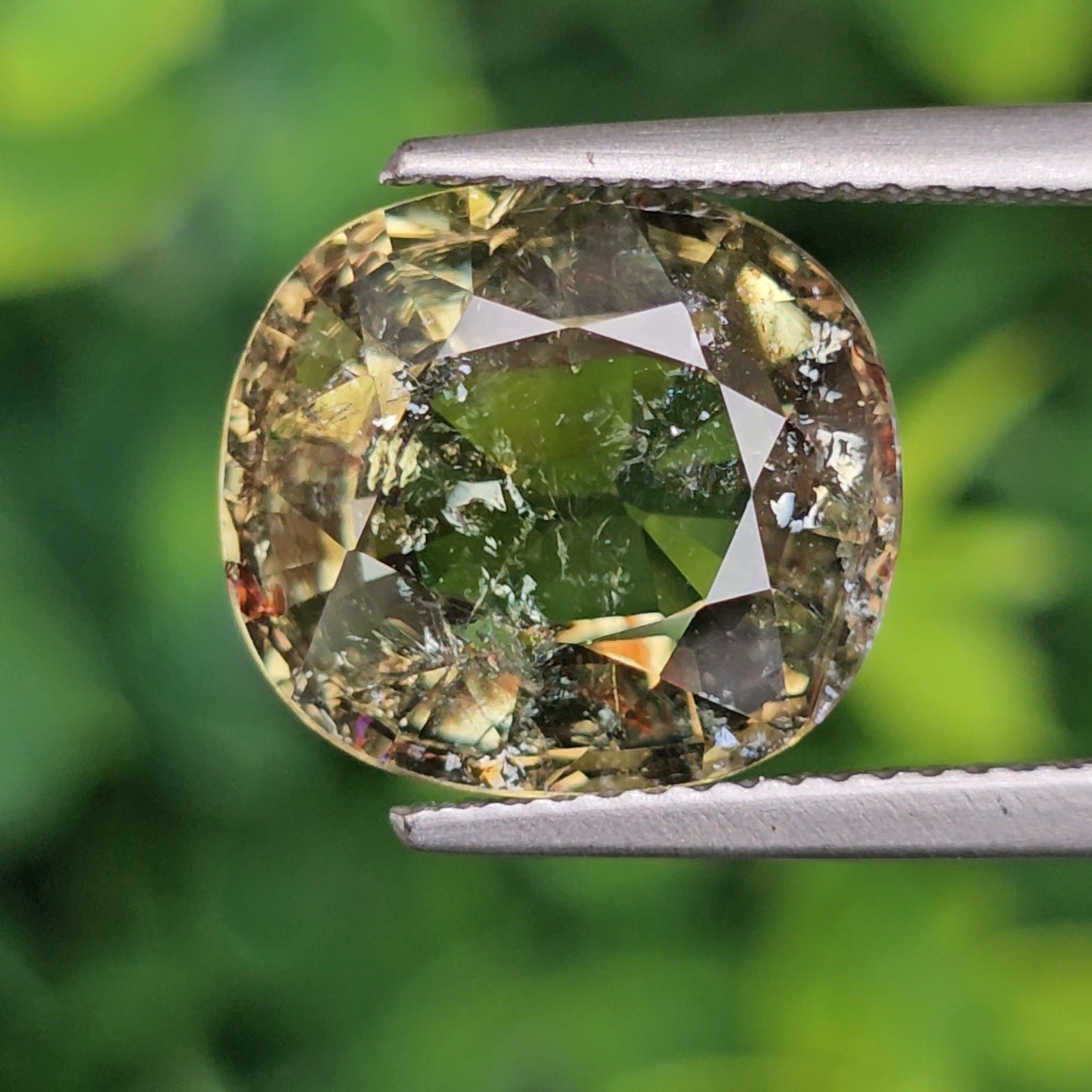 พลอย กรีน ทัวร์มารีน (Green Tourmaline) 7.2 กะรัต (Cts.) อัญมณีมงคลประจําวันเกิด เครื่องประดับพลอย