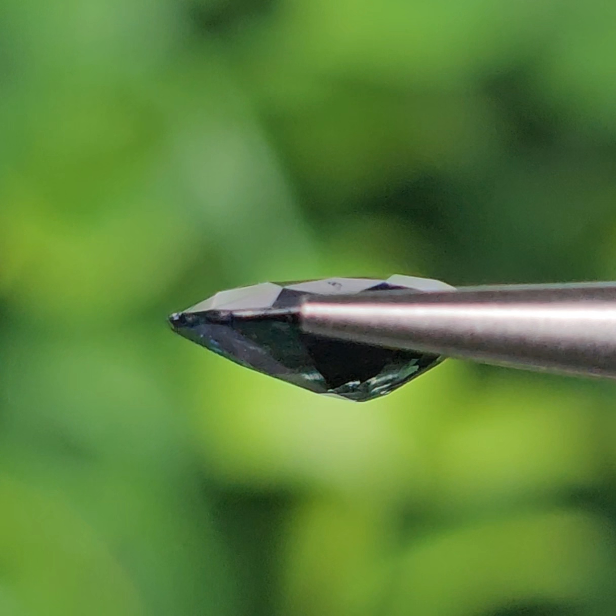 พลอย ไพลิน Greenish Blue Sapphire 0.59 กะรัต (Cts.) ดิบ (Unheated ) พลอยแท้ อัญมณีมงคลประจําวันเกิด เครื่องประดับพลอย