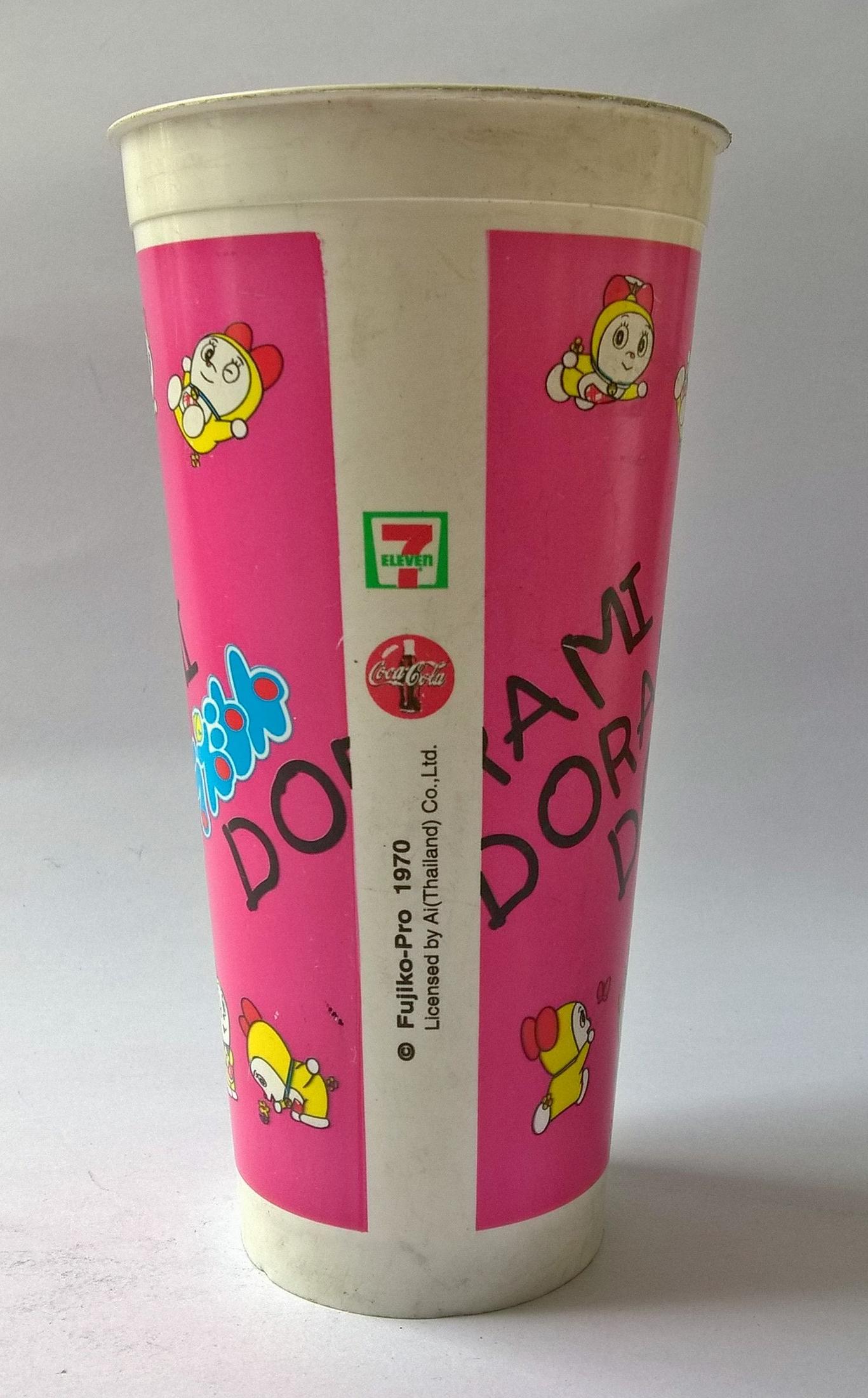 แก้วน้ำพลาสติกสีชมพู งานเก่า พิมพ์ลาย โดเรมี่ จากการ์ตูน เรื่อง โดราเอม่อน Doraemon Fujoko Pro 1970 ของสะสมจาก 7-11 ของเก่า โปรดตรวจสอบทุกภาพ