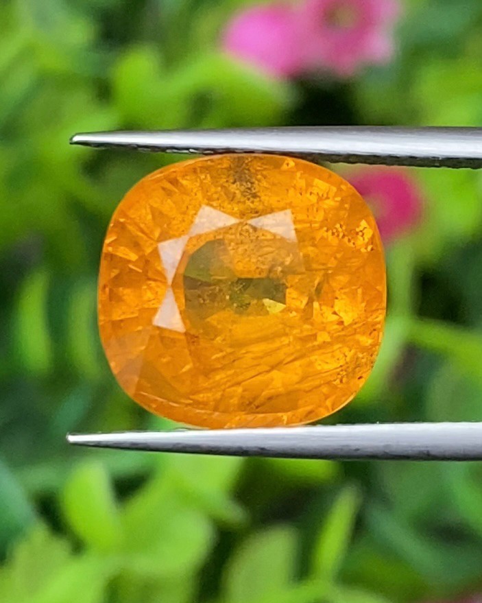พลอย บุษราคัม yellow sapphire 11.44 กะรัต (Cts.) พร้อมใบเซอร์ พลอยแท้ อัญมณีมงคลประจําวันเกิด เครื่องประดับพลอย