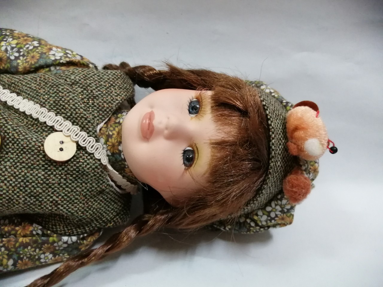 ของสะสม ตุ๊กตาพอร์ซเลน Porcelain doll ตุ๊กตาเด็กหญิงผมเปีย แต่งกายแนววินเทจน่ารัก ใส่หมวกลายเดียวกับชุด **ตุ๊กตาติดหมวก ตาหลุด 1 ข้าง ตามภาพที่2 ***สภาพเก่าเก็บสะสม ขนาด สูง 42 ซม.