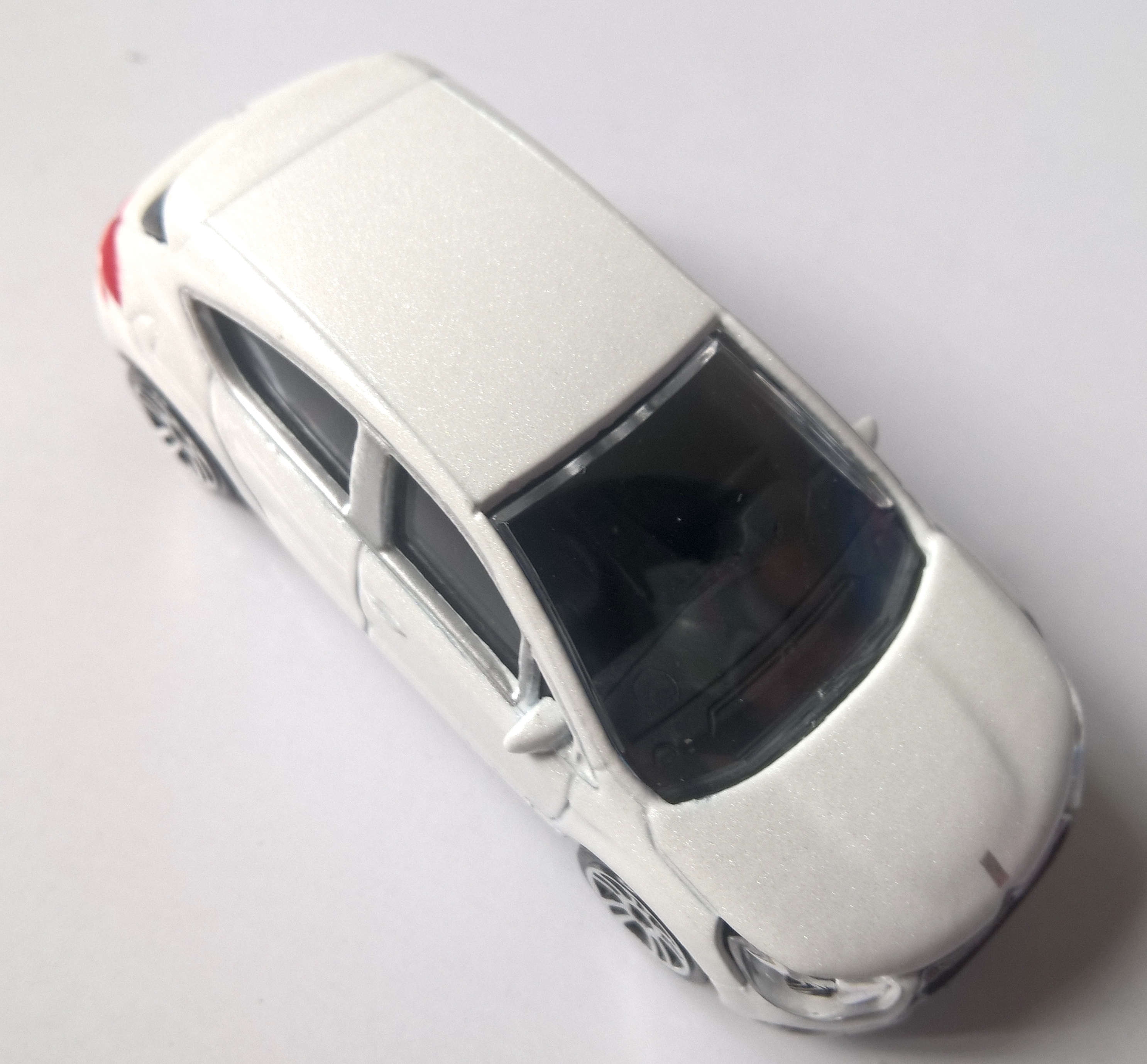 รถเหล็กMajorette สีขาว ในแคปซูล