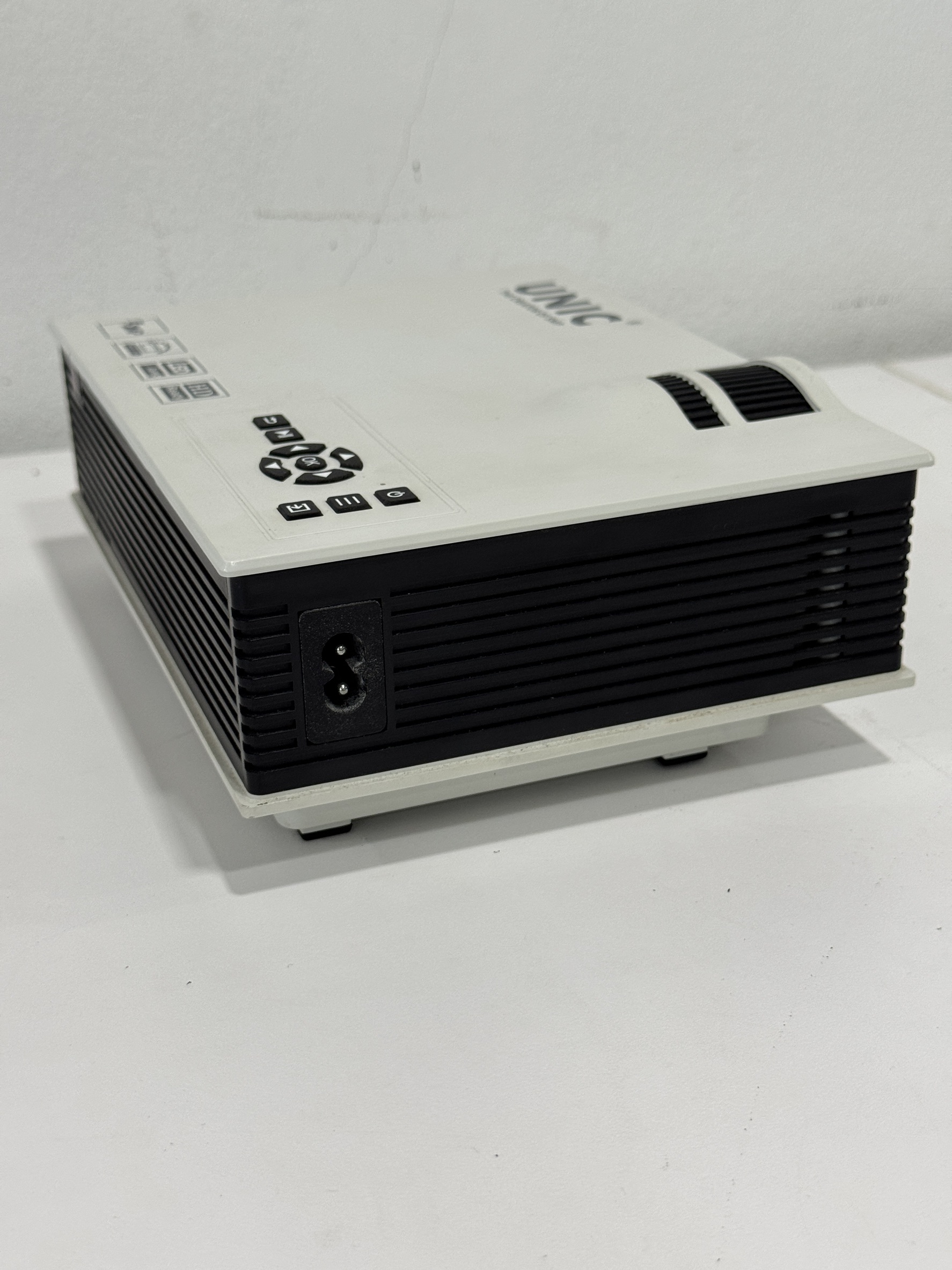 มินิโปรเจคเตอร์ UNIC LED The Creat of SMP Projector