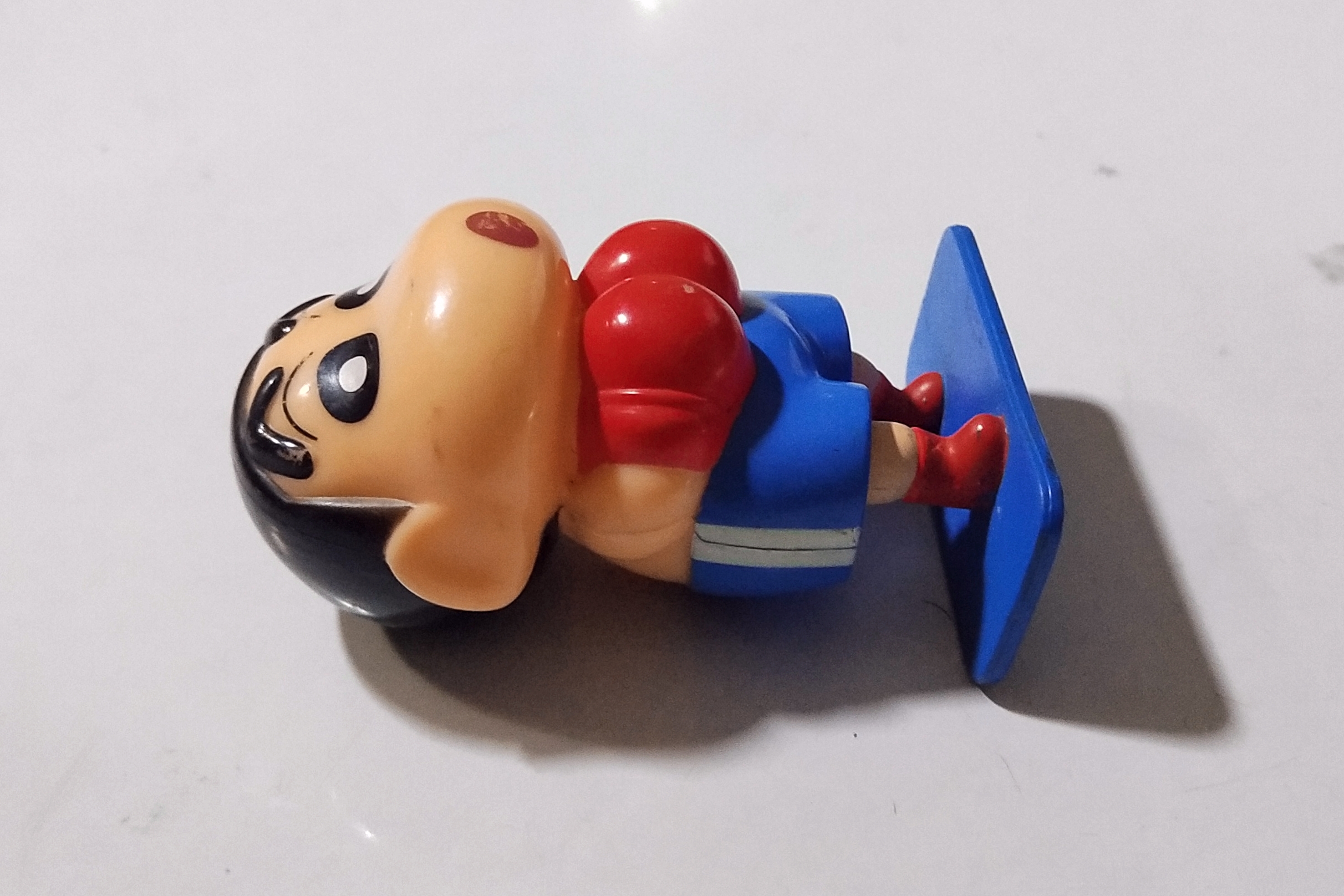 พรีเมี่ยมแถม จาก KFC **มีตำหนิ โปรดดูทุกภาพ,ชินจังต่อยมวย พลาสติก พร้อมฐาน ขนาดประมาณ3นิ้ว