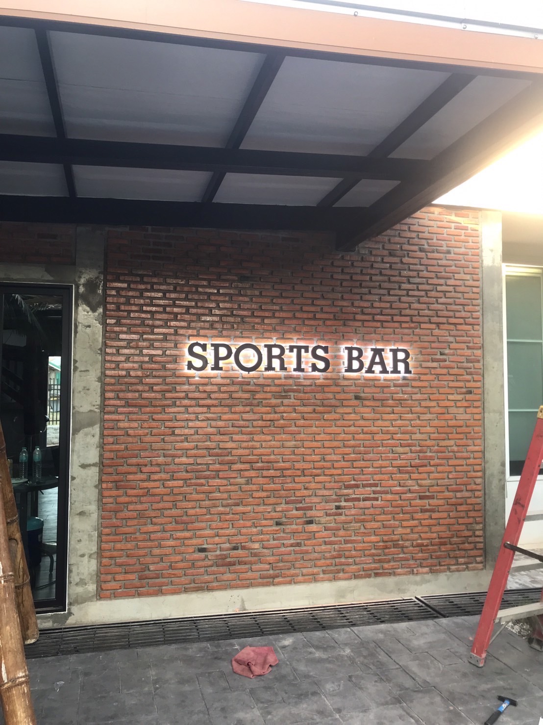 งานผลิตติดตั้ง ป้ายอักษรสแตนเลสพ่นทำสีไฟออกหลัง ป้ายอุดรธานี