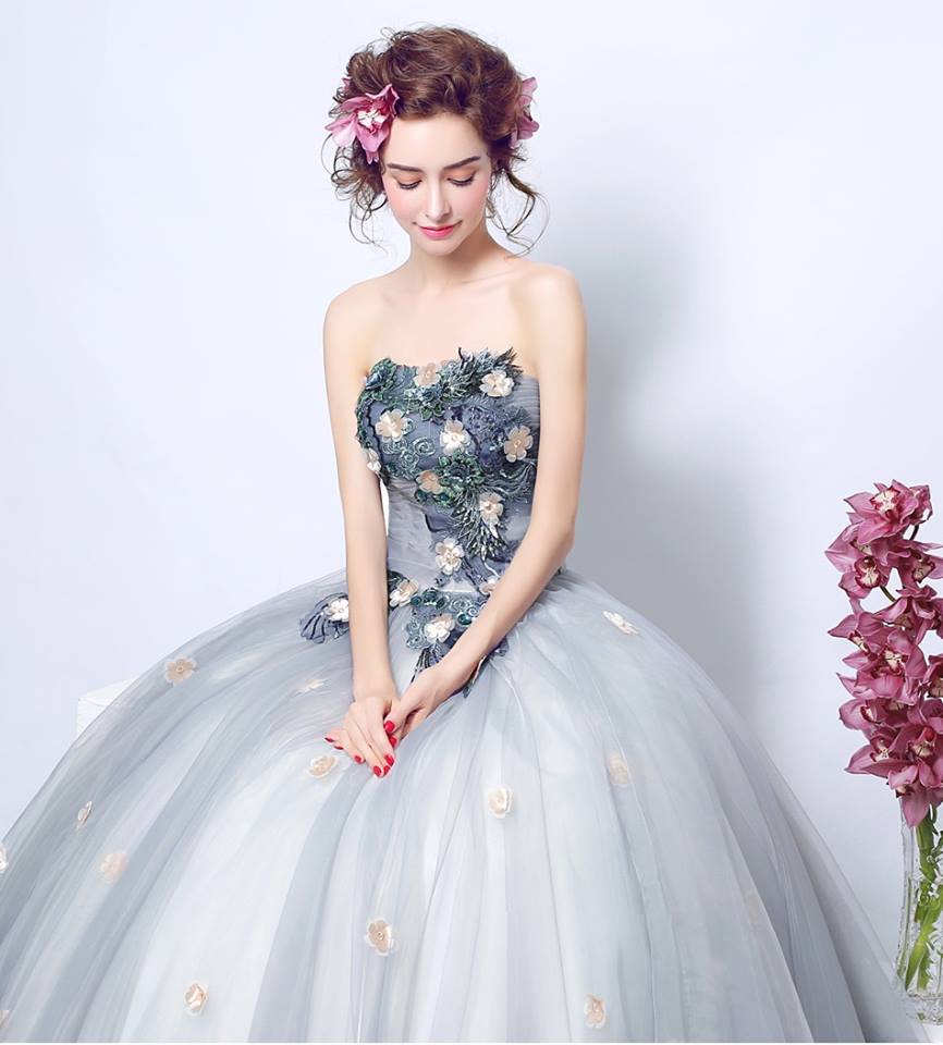 Pre-order ชุดแฟนซี ชุดราตรียาว เกาะอก สีน้ำเงิน แต่งดอกช่วงอกและเอว กระโปรงพองสวย สไตล์เจ้าหญิง