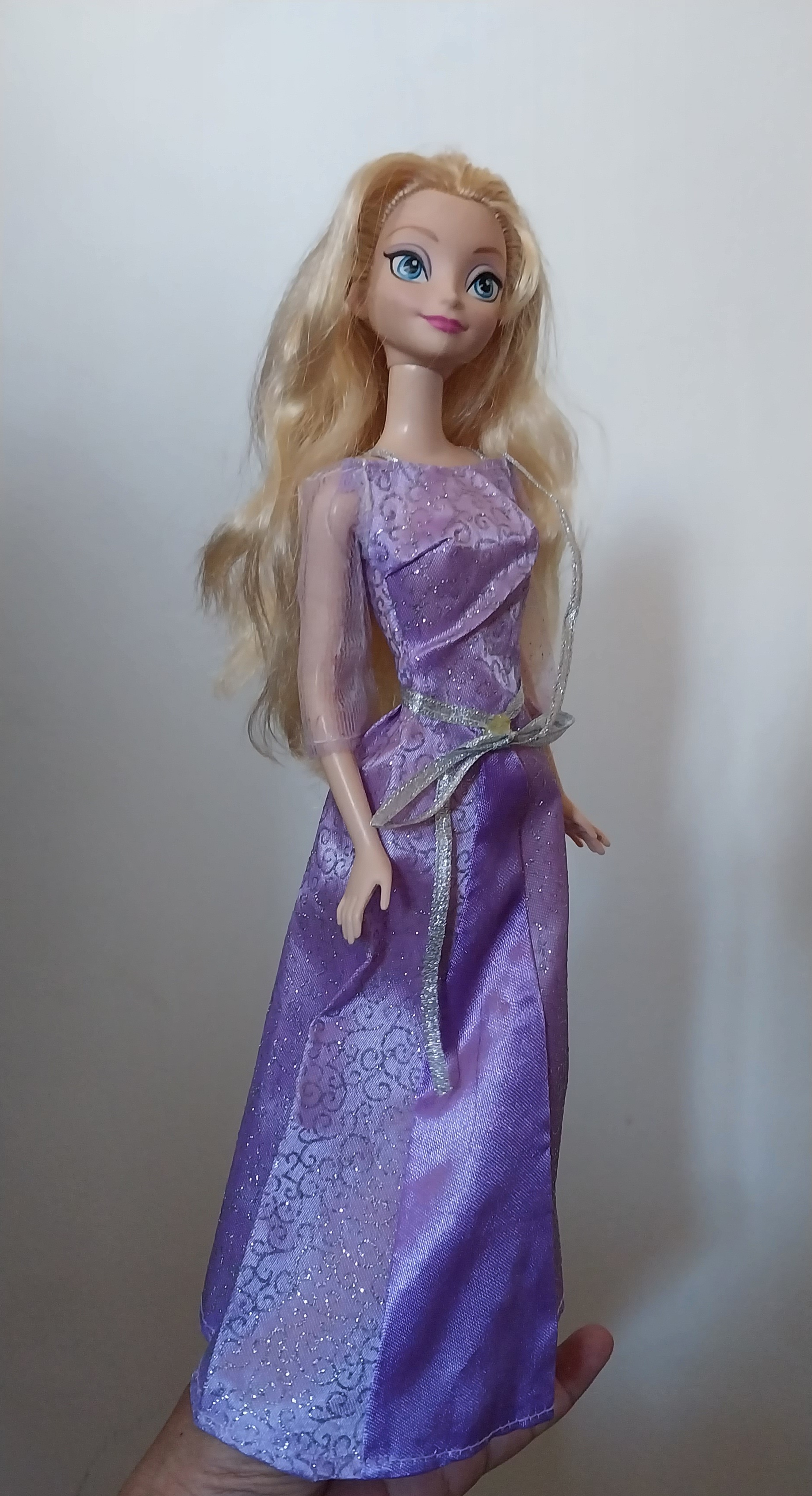 ตุ๊กตาบาร์บี้ ***มีรอยปากกาที่ท้องเล็กน้อย,เจ้าหญิงดิสนีย์ Disney Princess, Frozen โฟรเซ่น เอลซ่า หน้าสวย ผมบลอนด์ทอง ของแท้ แมทเทล 2012 Indonesia คอ แขน ขา ไม่หลวม ขนาด 12"