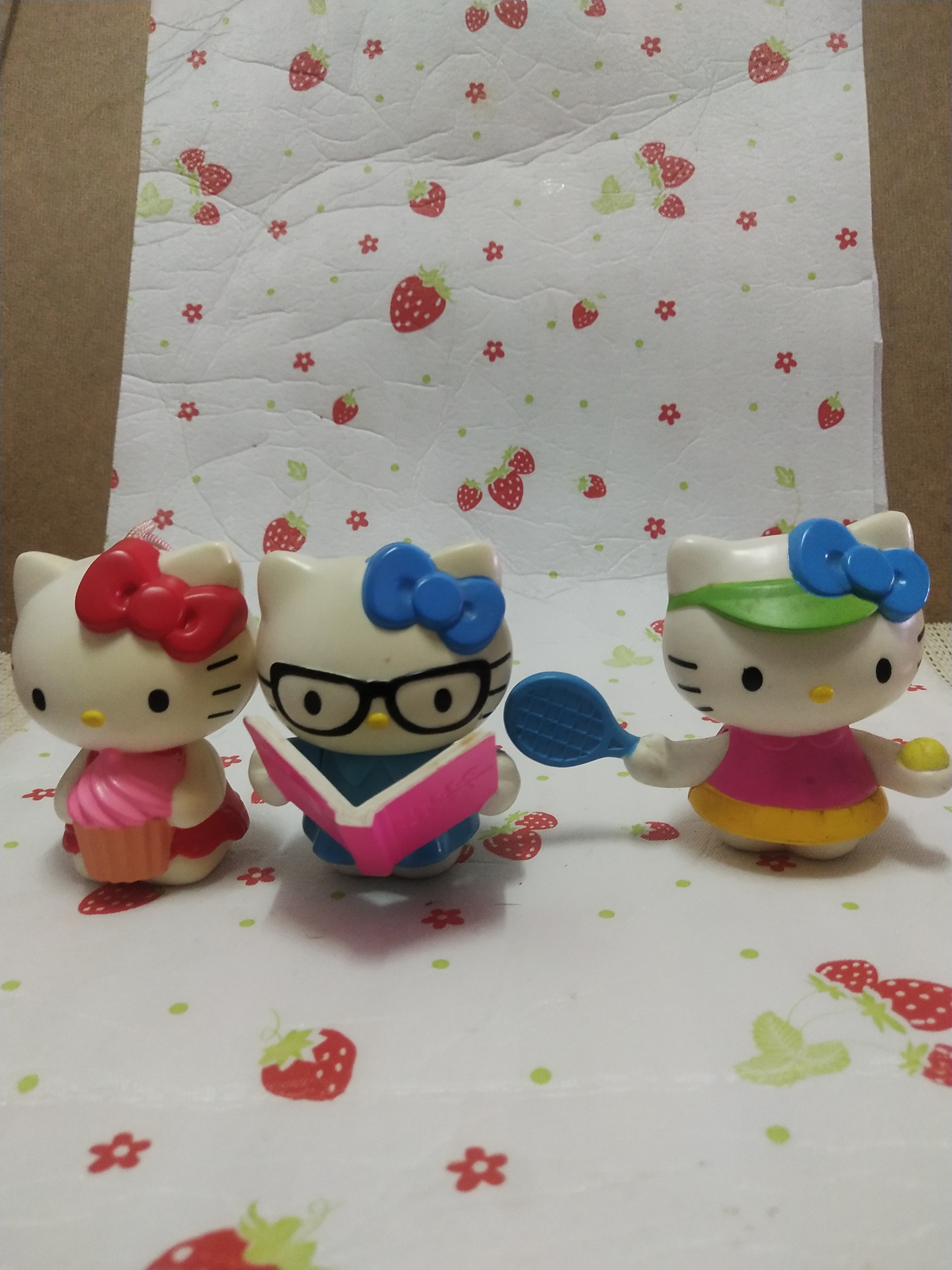 มีหลายภาพของสะสม จากแมคโดนัล และ มิสเตอร์โดนัท Hello Kitty คิตตี้ กรุณาเลือกแบบ ( ราคาตัวละ)