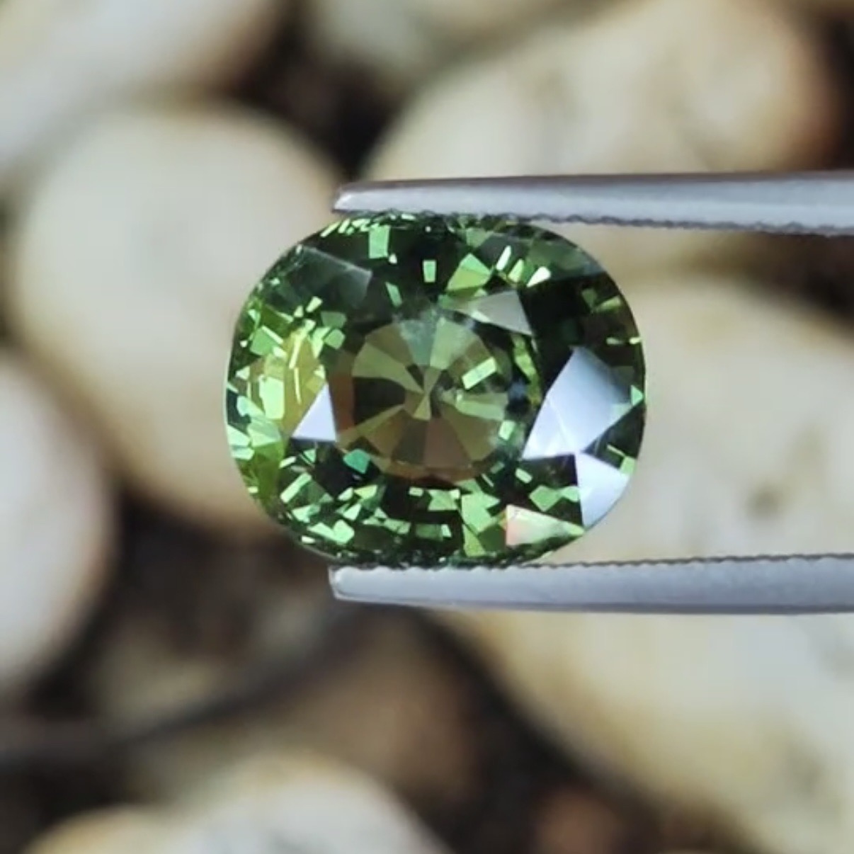 พลอย เขียวส่อง Green Sapphire 5.18 กะรัต (Cts.) สี Vivid Green พร้อมใบเซอร์ พลอยแท้ อัญมณีมงคลประจําวันเกิด เครื่องประดับพลอย
