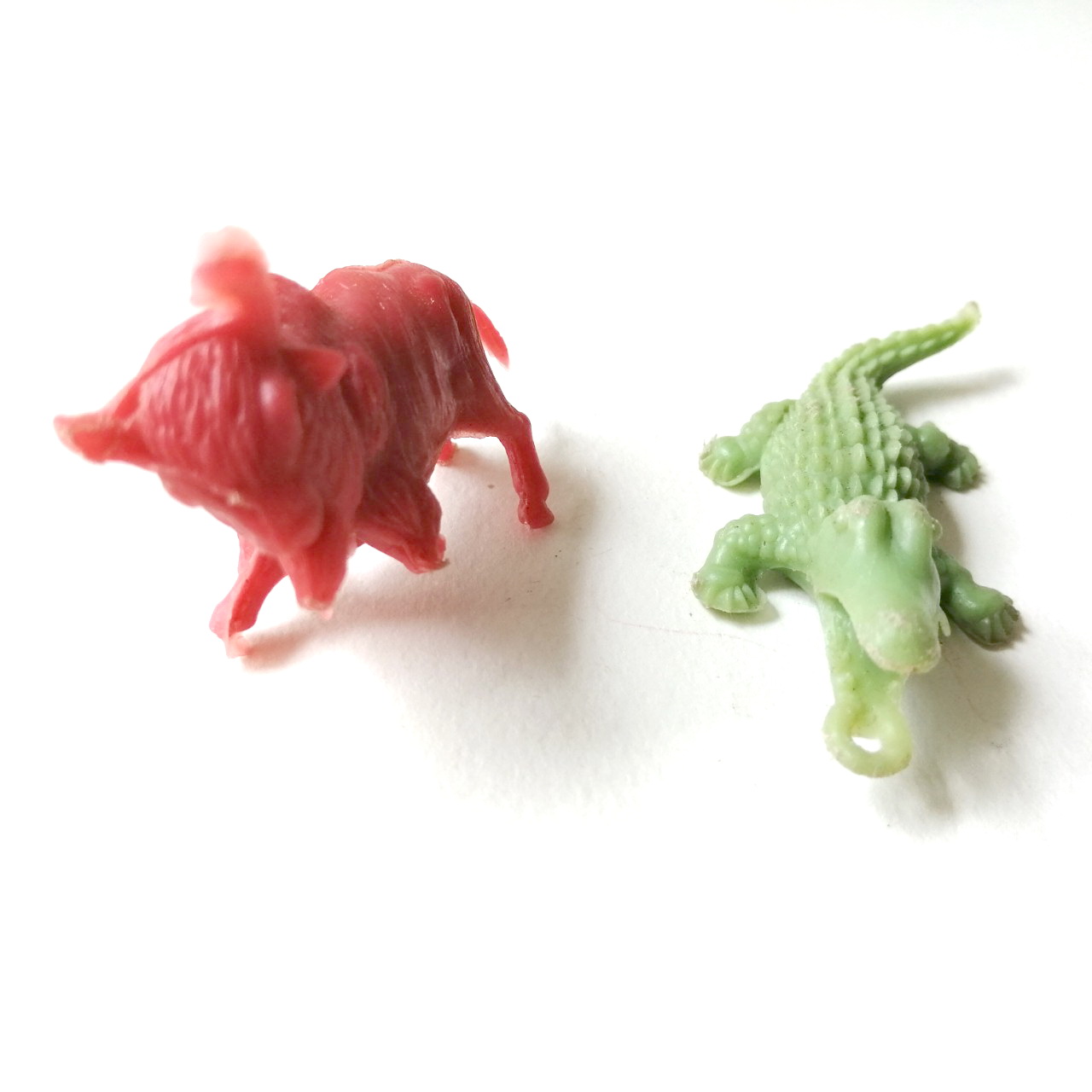 ตุ๊กตุ่นแอ๊นท์ถุงถั่ว รูปสัตว์ จระเข้ และ วัวกระทิง ขนาด 2.5 นิ้ว สีเขียว และแดง งานเก่าหายาก สภาพดี