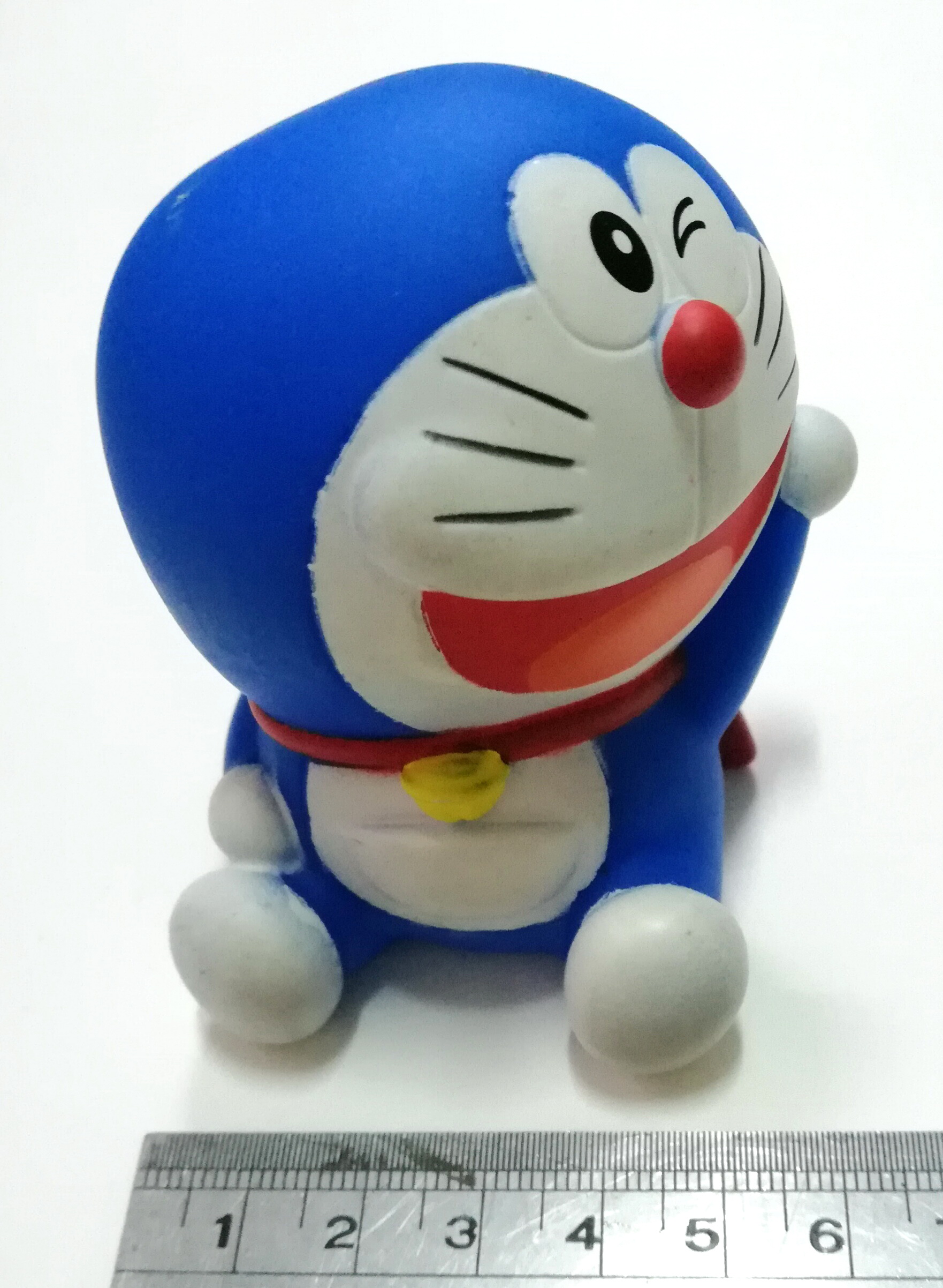 ของสะสมโดเรม่อน **มีตำหนิตามภาพ ซอฟโดเรม่อน โดราเอม่อนนั่งยิ้มตาหยีข้างเดียว ใส่ผ้าคลุมแดง