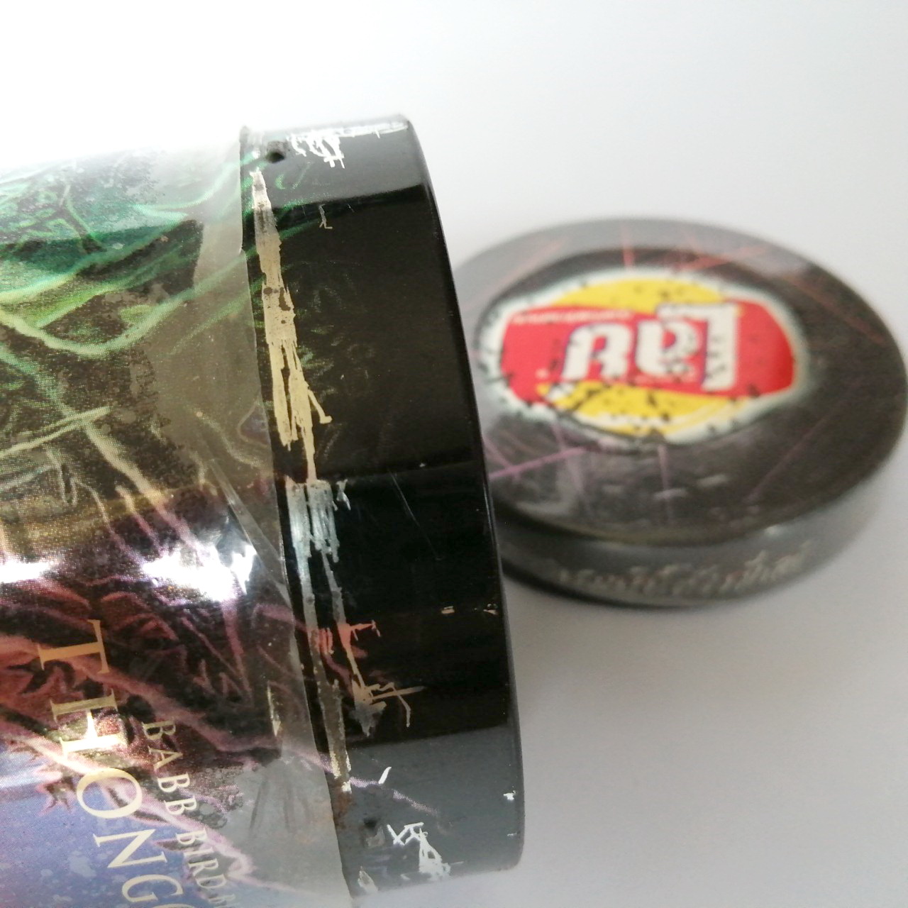 กระป๋องสังกะสี** มีตำหนิตามสภาพตามเวลา ขนมขบเคี้ยว เลย์ งานที่ระลึก ธงไชย แมคอินไตย์ อโรคาจอมยากับยาใจ กระป๋องสูง1ฟุตกว่าๆ ของเก่าสะสมงามเมื่อปี 2000งานเก่าหายาก